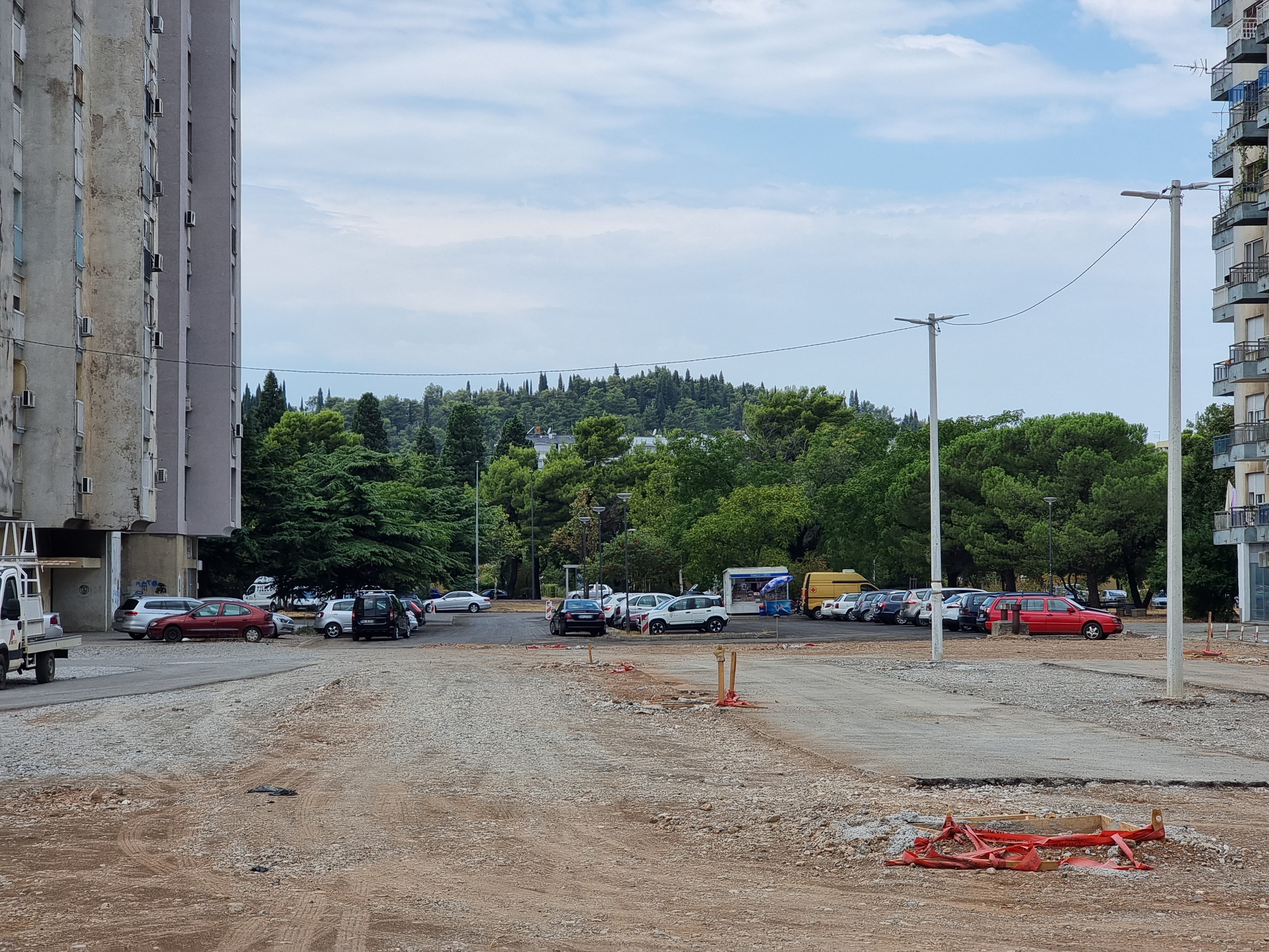 U toku radovi na uređenju površine u Ulici Bracana Bracanovića; 113 novih parking mjesta, urbani mobilijar, zelenilo i dječije igralište