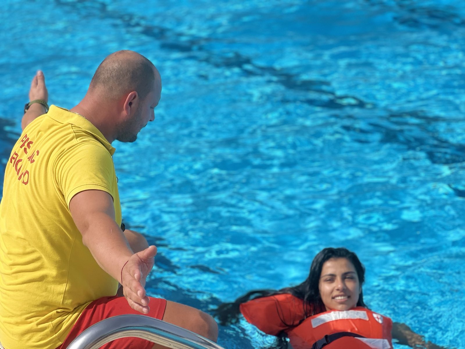 Kancelarija za RE nastavlja da radi na socijalnoj inkluziji; Na gradskim bazenima organizovana obuka i druženje za 20 pripadnika romske zajednice