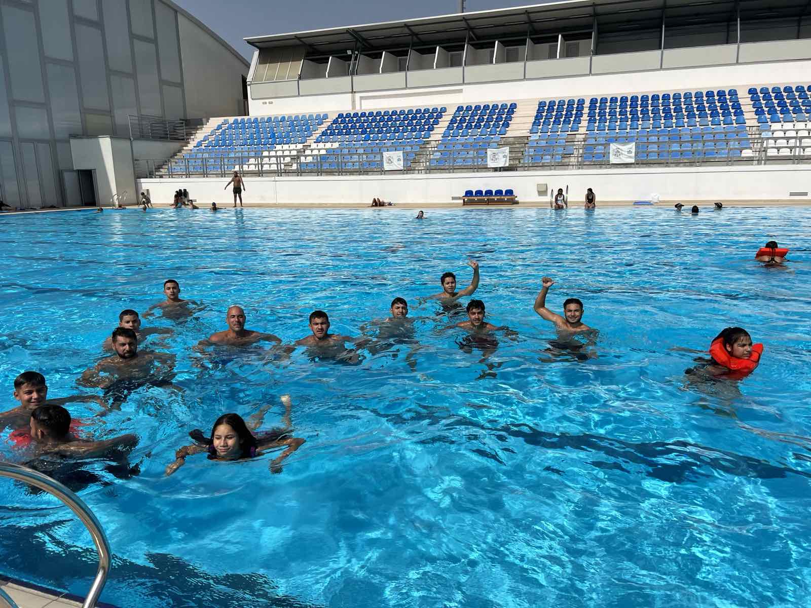 Kancelarija za RE nastavlja da radi na socijalnoj inkluziji; Na gradskim bazenima organizovana obuka i druženje za 20 pripadnika romske zajednice