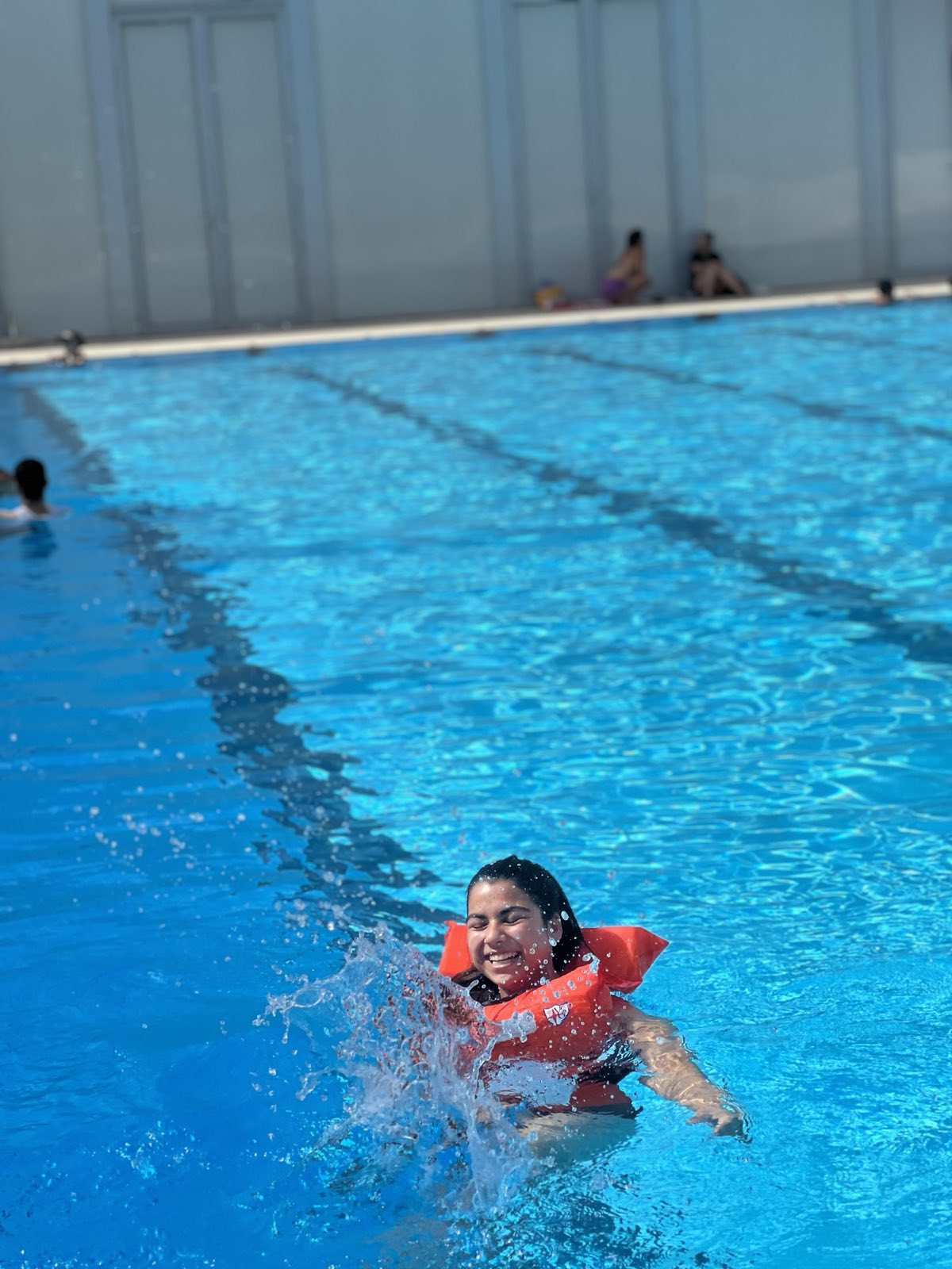 Kancelarija za RE nastavlja da radi na socijalnoj inkluziji; Na gradskim bazenima organizovana obuka i druženje za 20 pripadnika romske zajednice