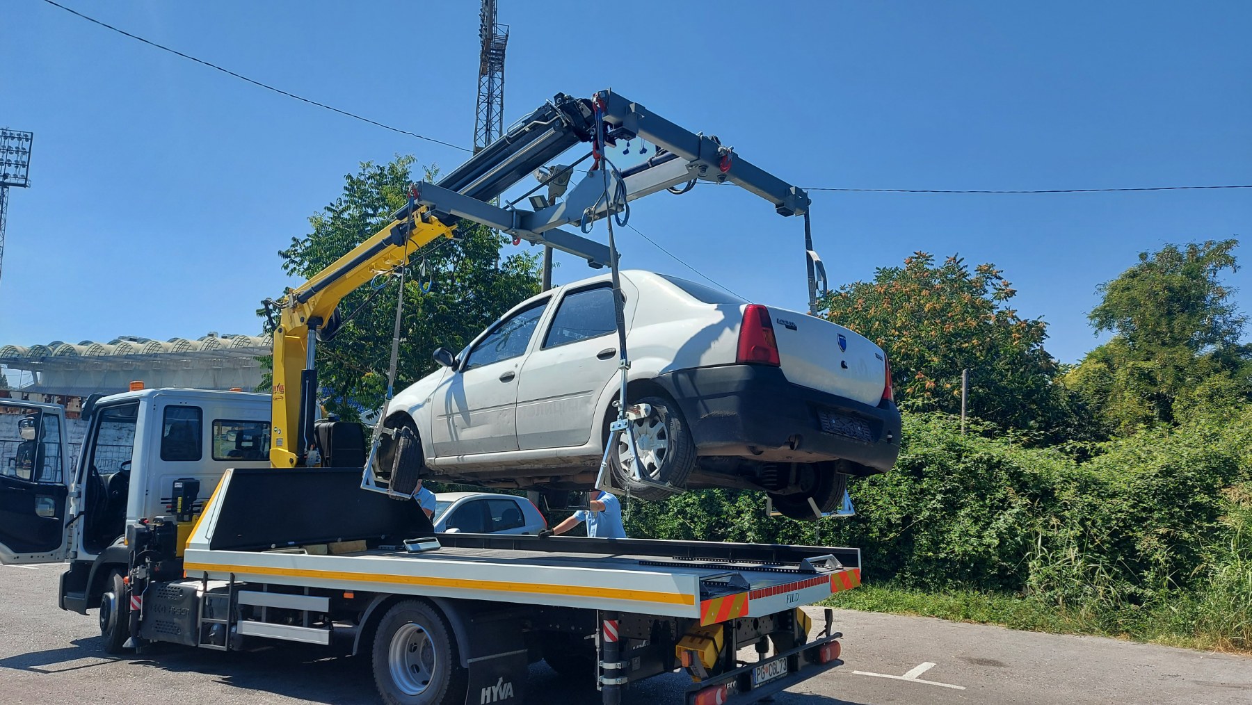 Komunalna inspekcija pojačala kontrolu nepropisnog parkiranja; Novo "pauk" vozilo na ulicama Podgorice