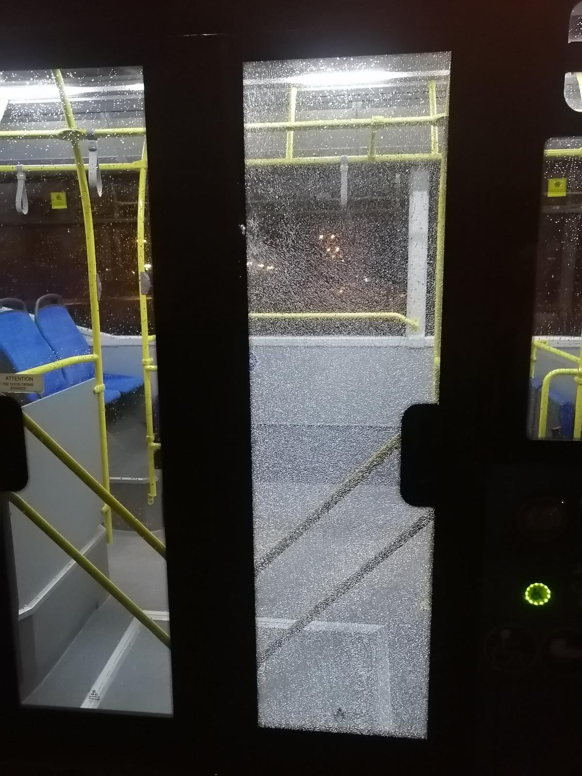 Usljed vandalskog čina, polomljeno staklo na novom gradskom autobusu