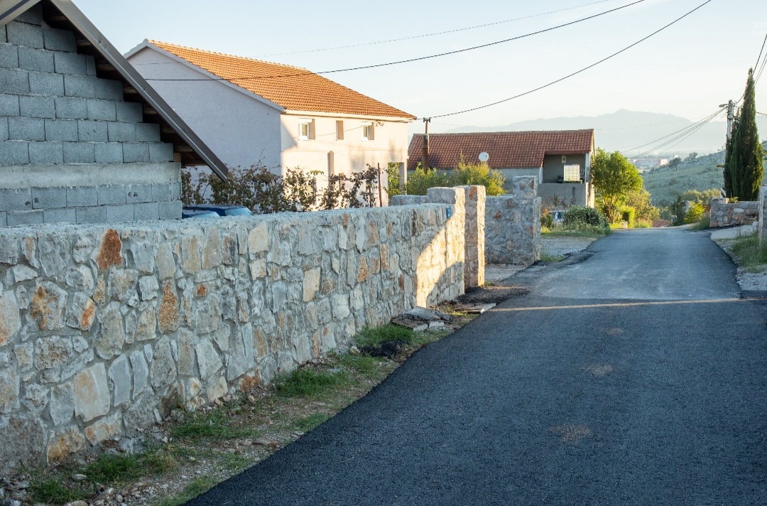 Nakon što su mještani Dajbabskog brda dobili vodu, uređena i putna infrastruktura