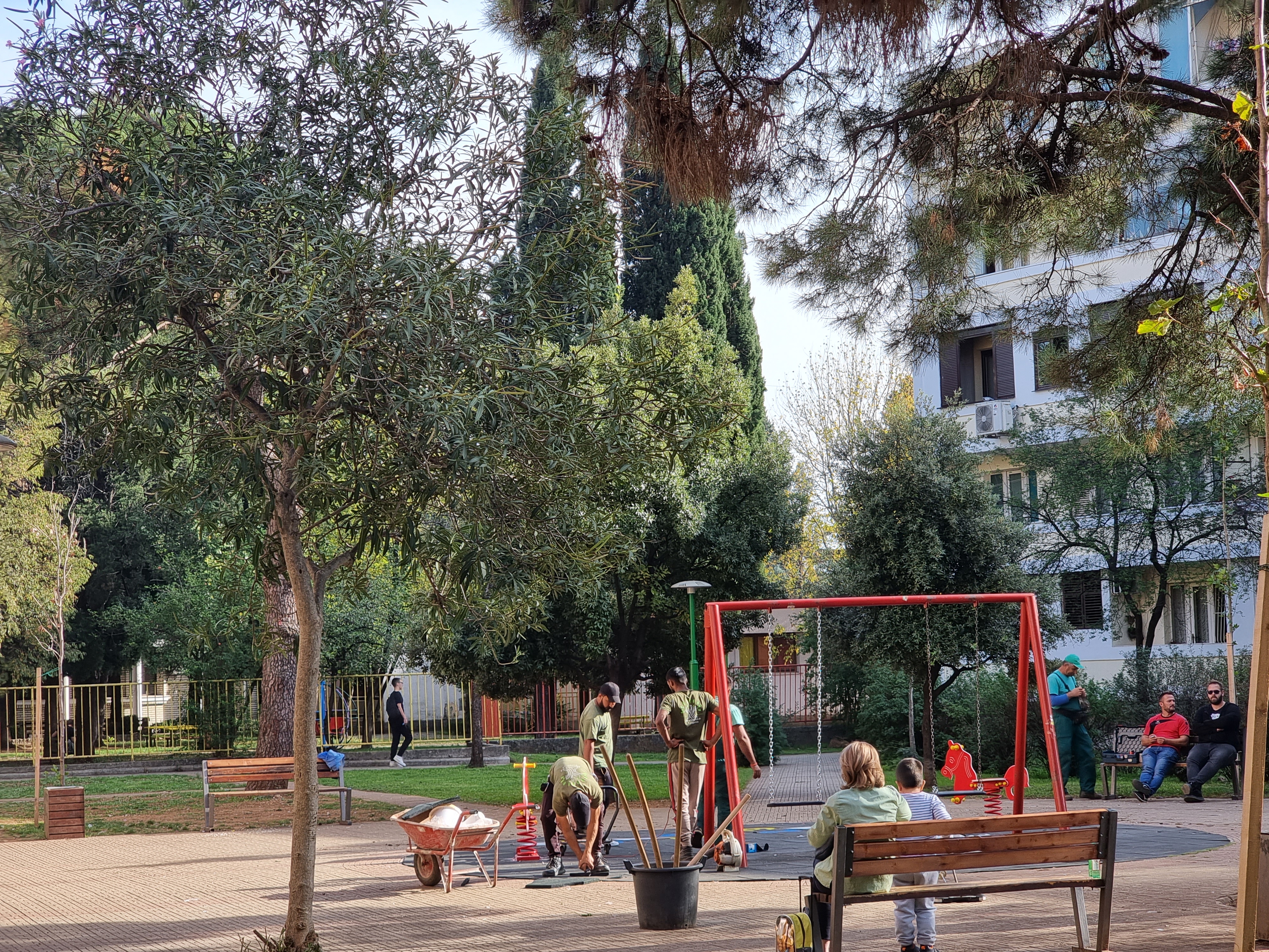 Ekipe gradskog preduzeća Zelenilo angažovane na više lokacija