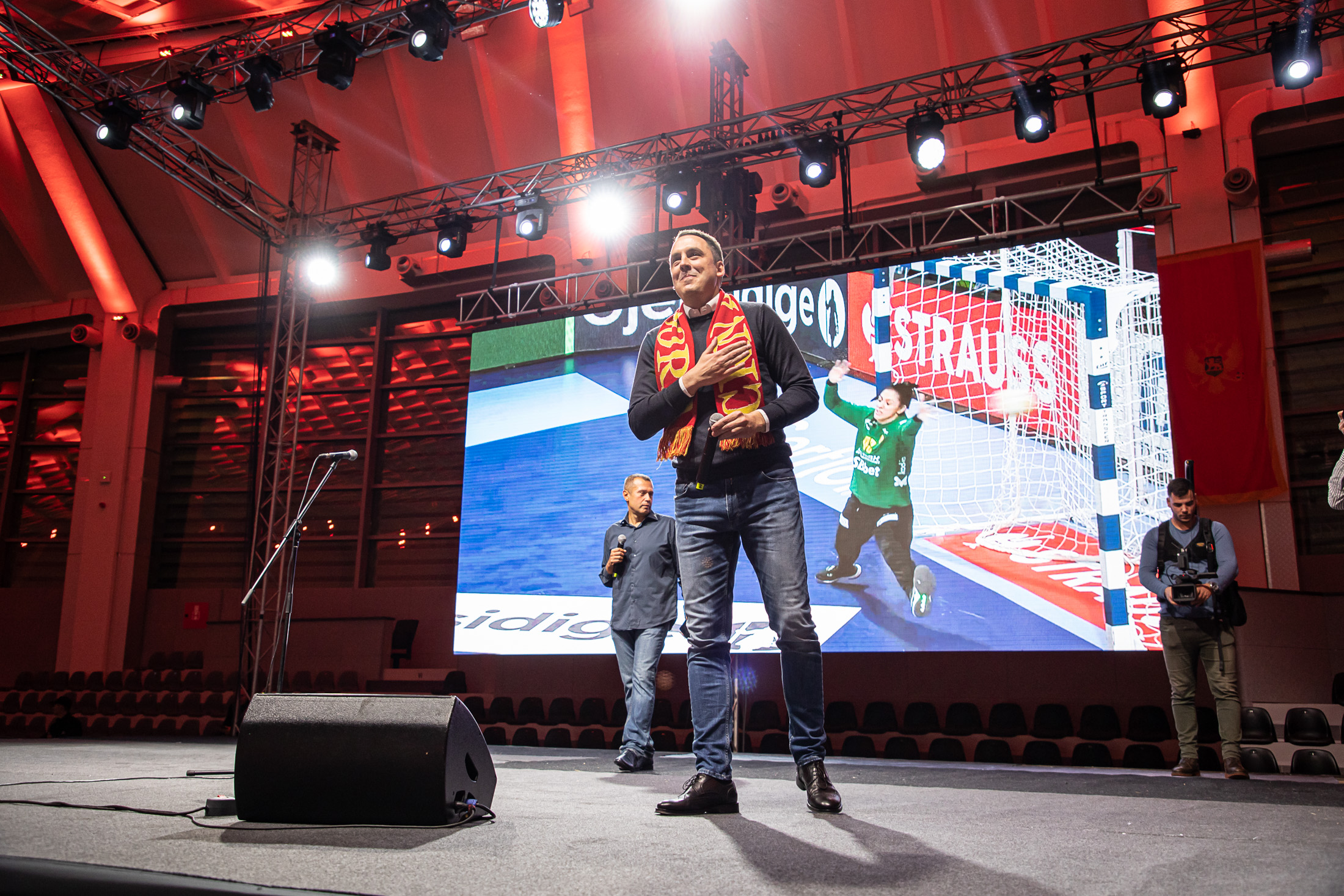 Spektakularna proslava bronzane medalje u Podgorici; Vuković: Hvala djevojkama na velikom uspjehu i posebnom odnosu prema dresu sa državnim grbom