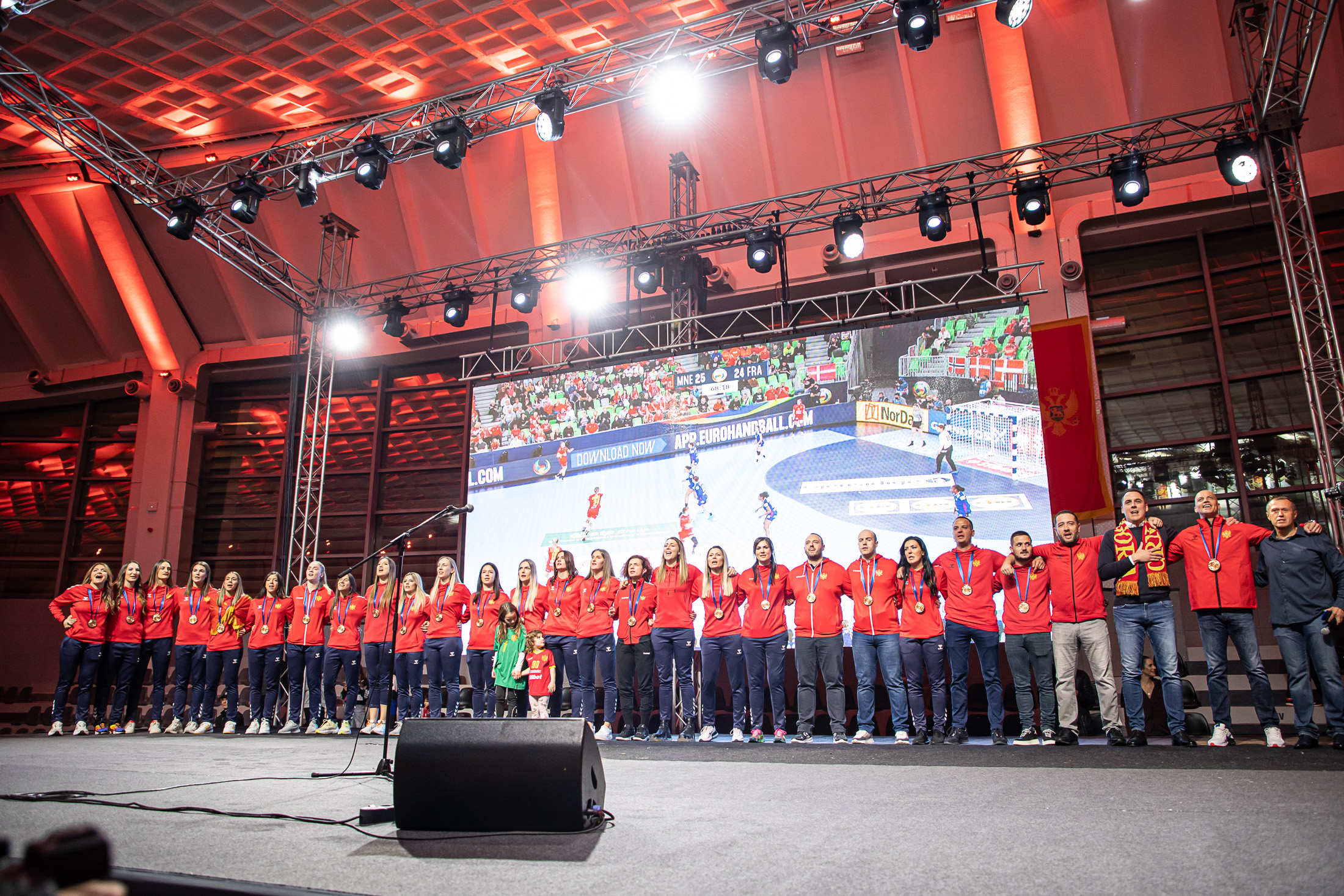 Spektakularna proslava bronzane medalje u Podgorici; Vuković: Hvala djevojkama na velikom uspjehu i posebnom odnosu prema dresu sa državnim grbom