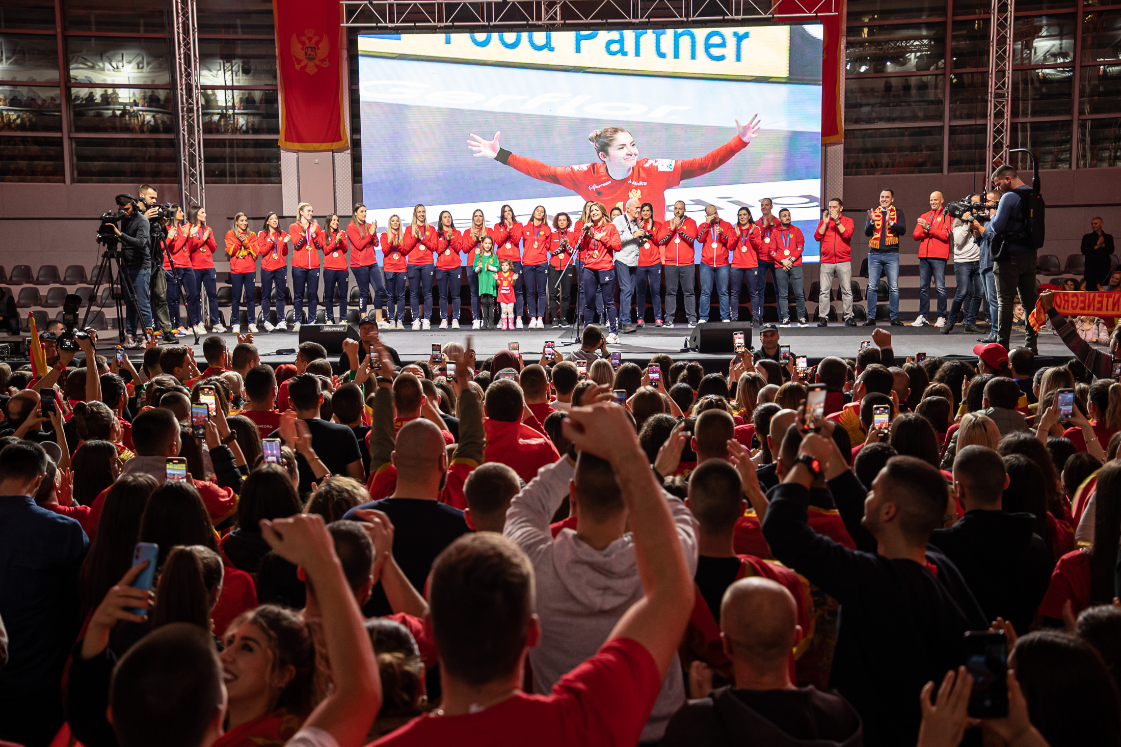 Spektakularna proslava bronzane medalje u Podgorici; Vuković: Hvala djevojkama na velikom uspjehu i posebnom odnosu prema dresu sa državnim grbom