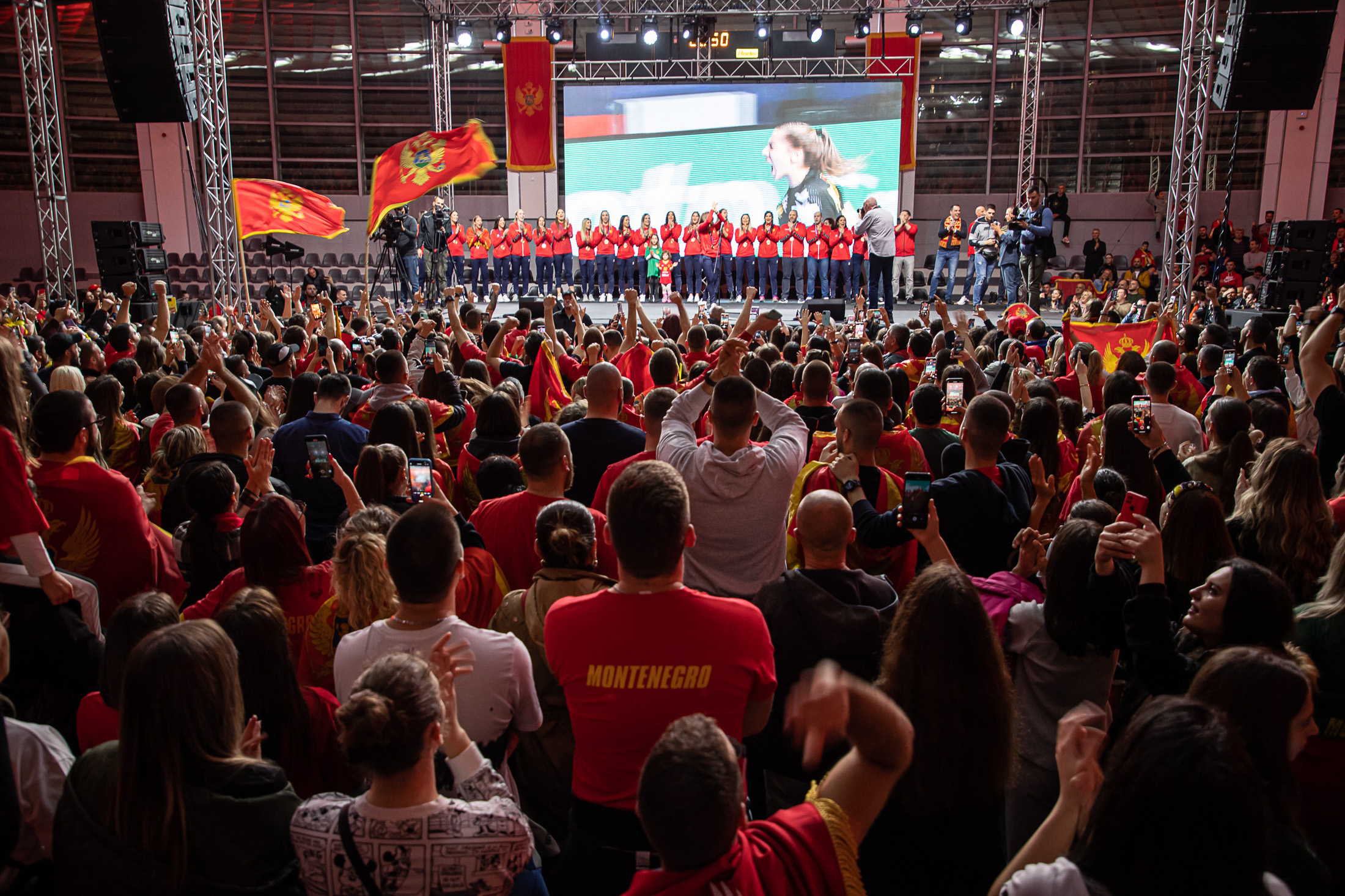 Spektakularna proslava bronzane medalje u Podgorici; Vuković: Hvala djevojkama na velikom uspjehu i posebnom odnosu prema dresu sa državnim grbom