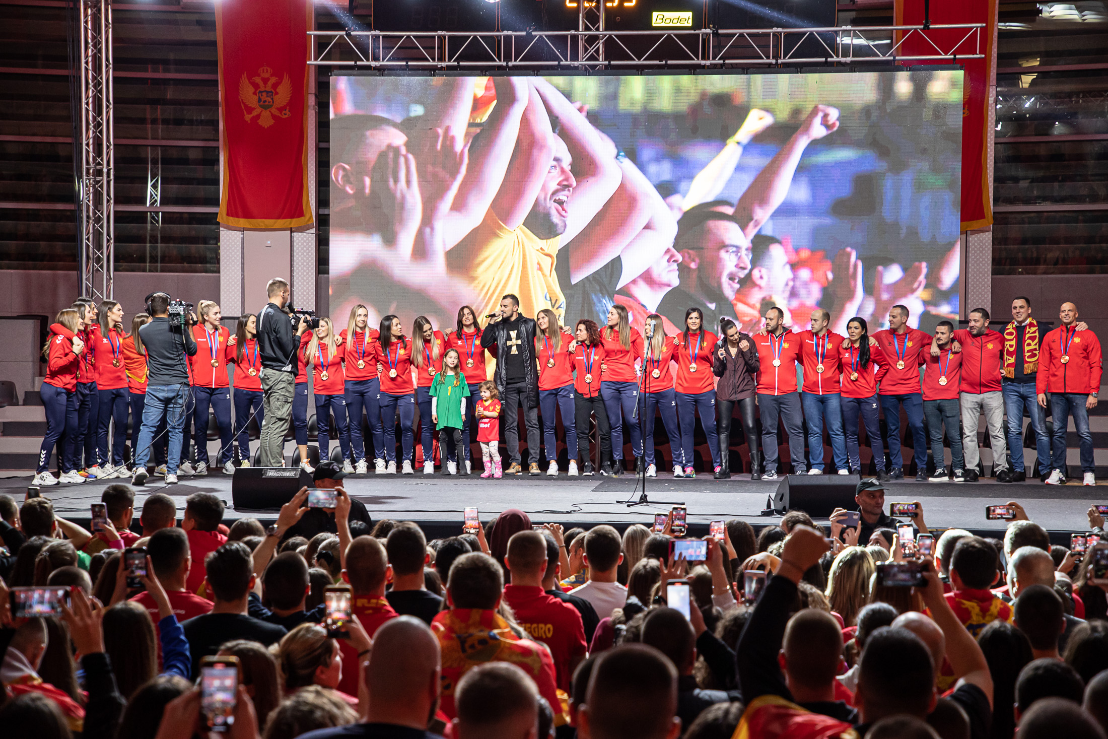 Spektakularna proslava bronzane medalje u Podgorici; Vuković: Hvala djevojkama na velikom uspjehu i posebnom odnosu prema dresu sa državnim grbom