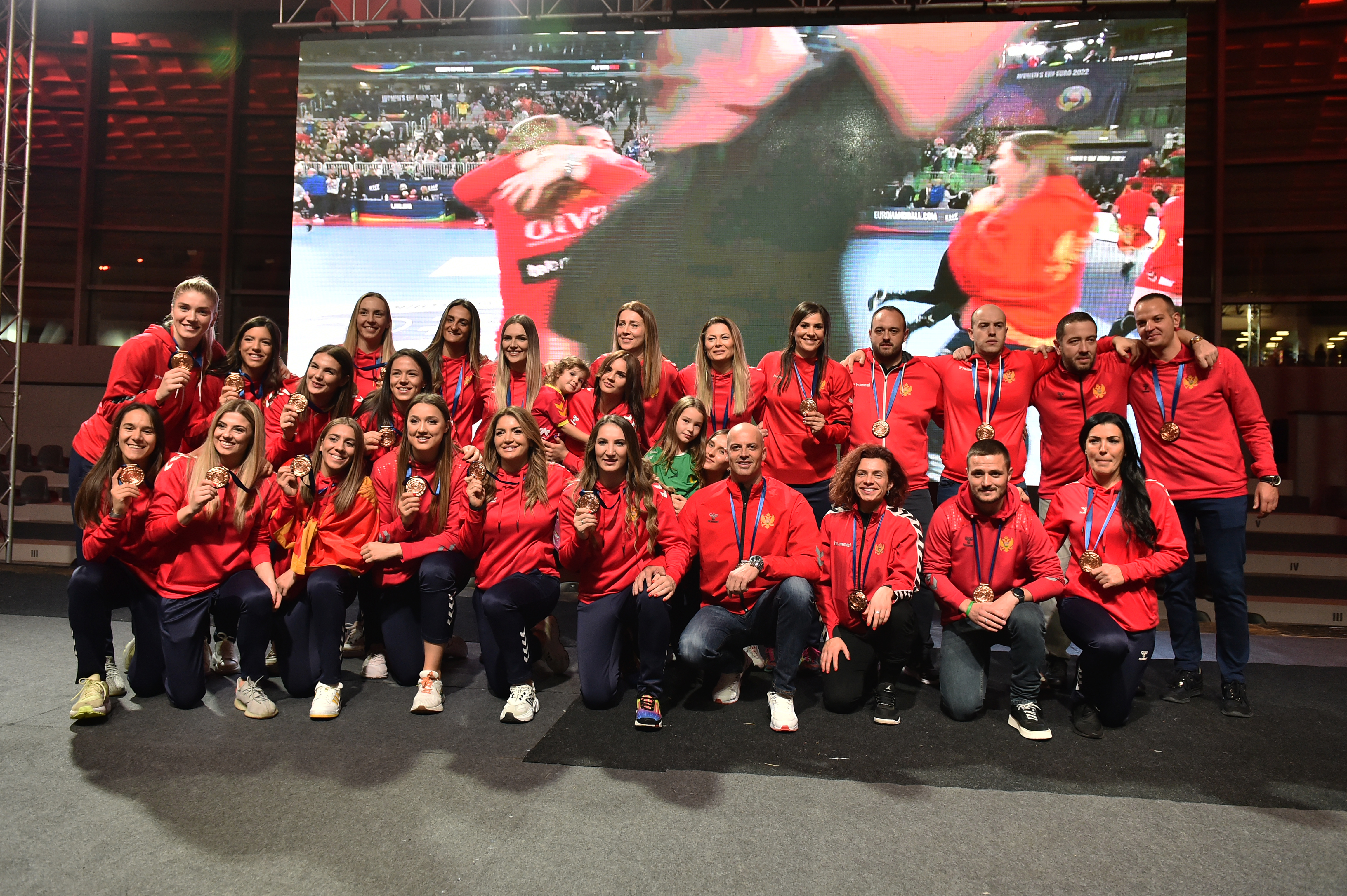 Spektakularna proslava bronzane medalje u Podgorici; Vuković: Hvala djevojkama na velikom uspjehu i posebnom odnosu prema dresu sa državnim grbom