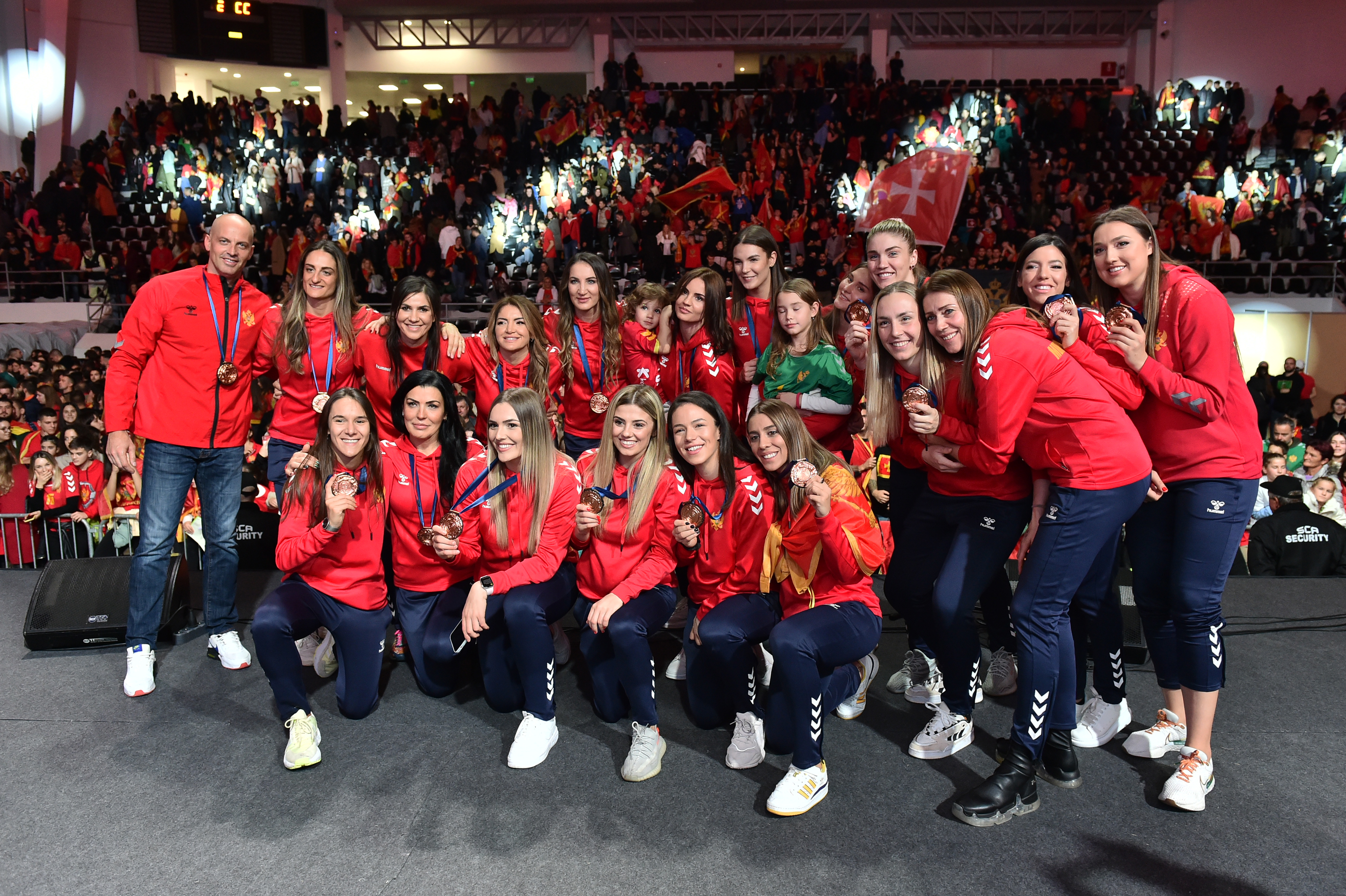 Spektakularna proslava bronzane medalje u Podgorici; Vuković: Hvala djevojkama na velikom uspjehu i posebnom odnosu prema dresu sa državnim grbom