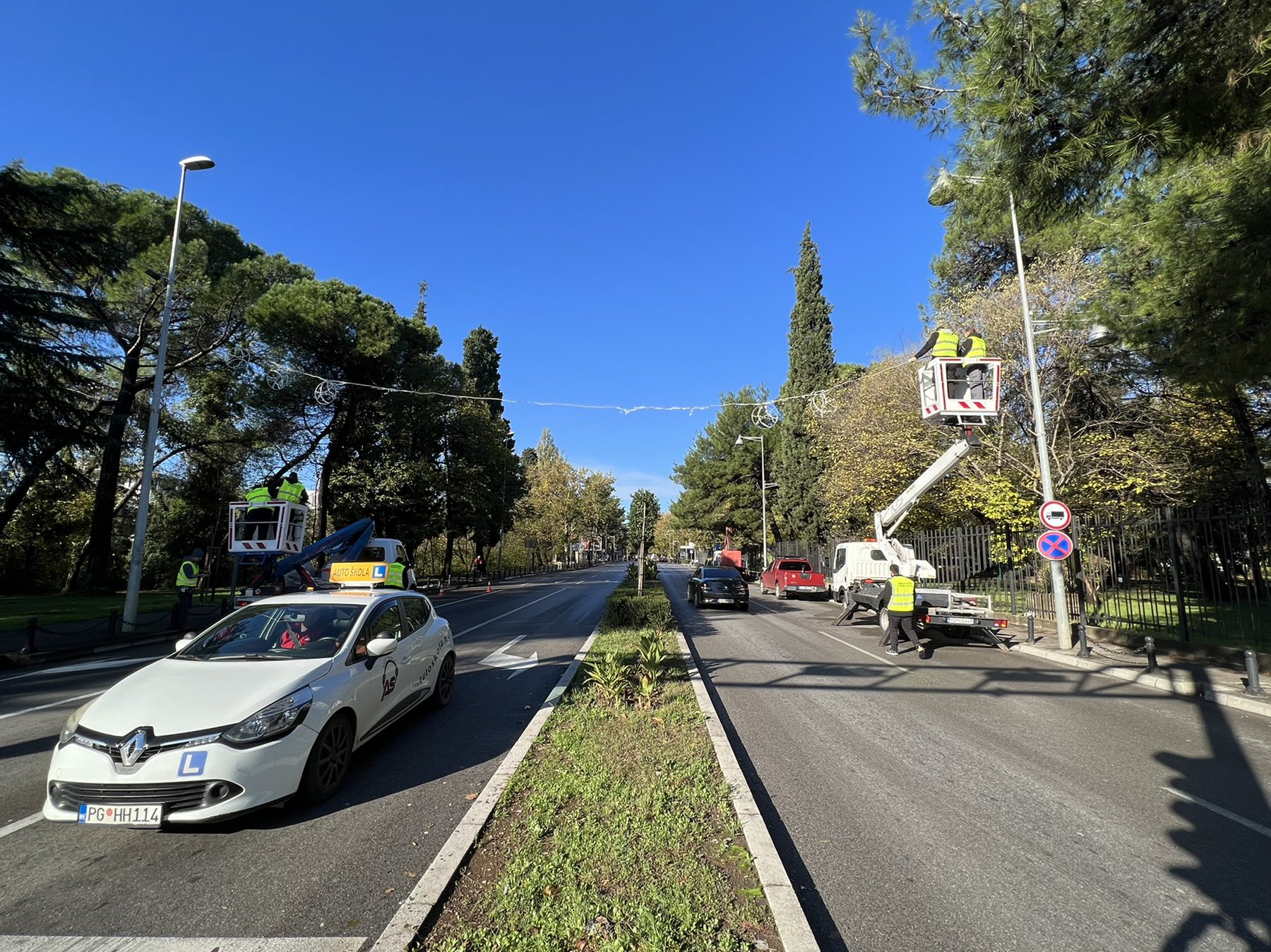 Komunalne usluge na terenu; Počelo novogodišnje ukrašavanje Podgorice
