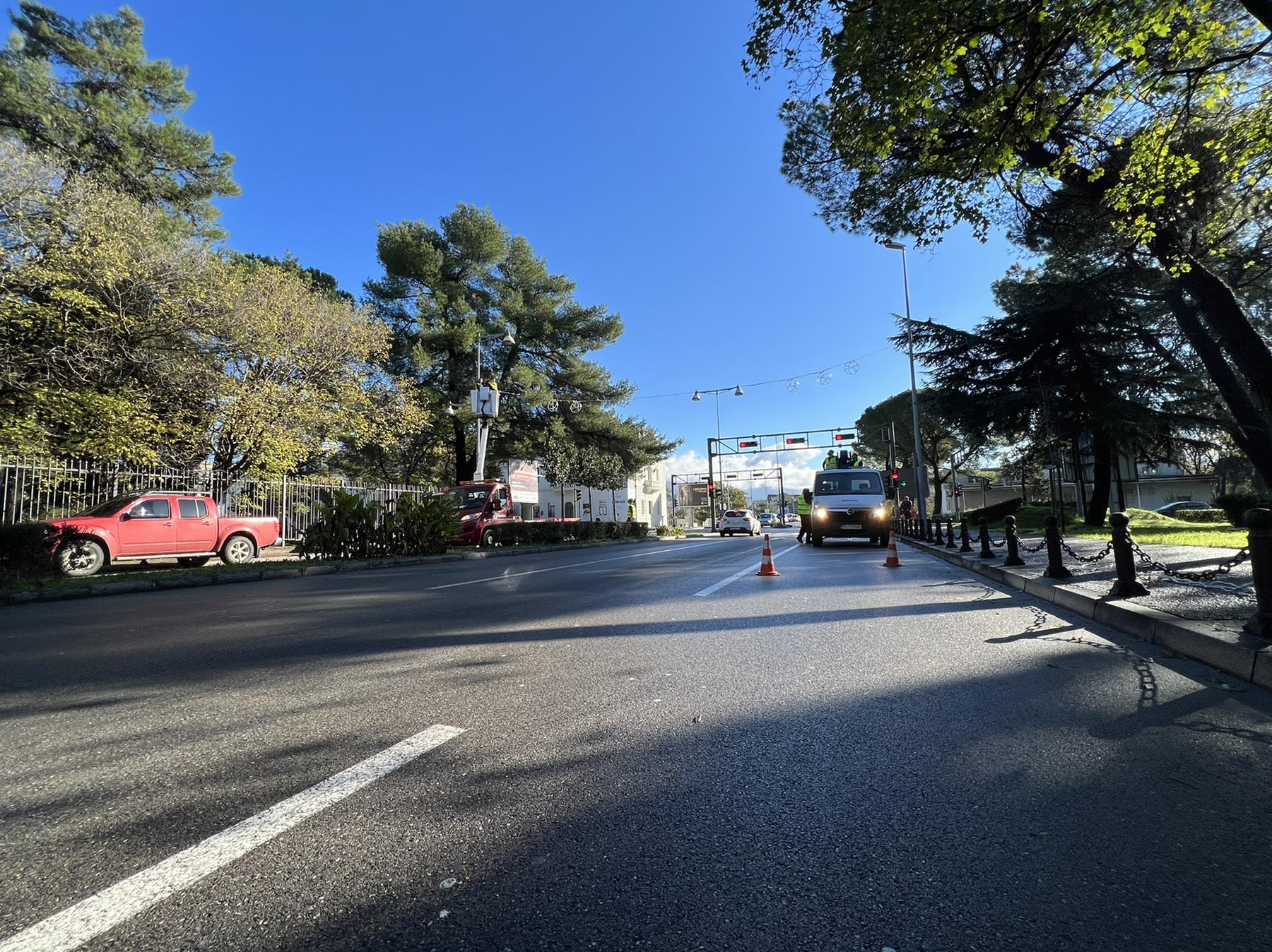 Komunalne usluge na terenu; Počelo novogodišnje ukrašavanje Podgorice