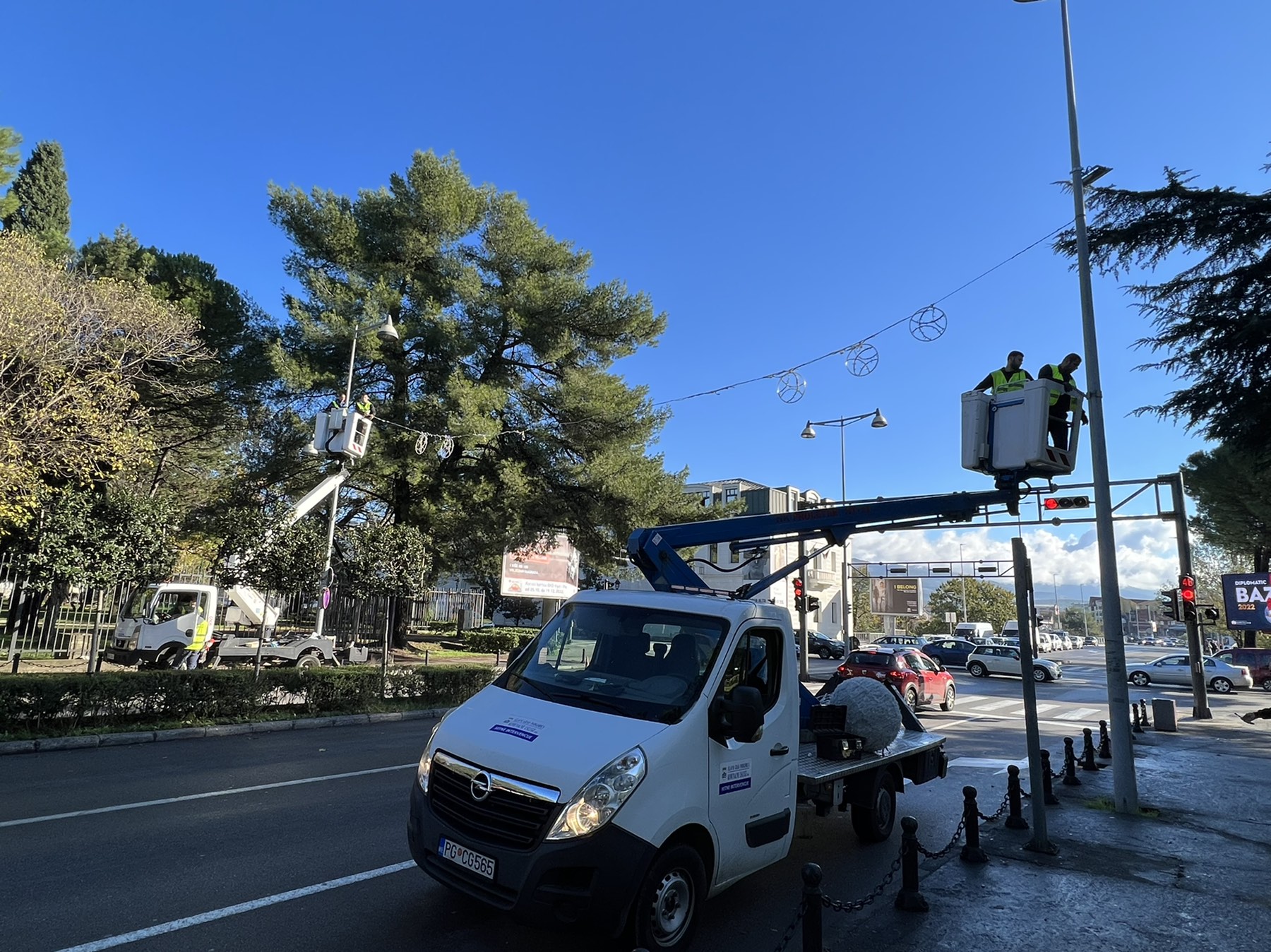 Komunalne usluge na terenu; Počelo novogodišnje ukrašavanje Podgorice