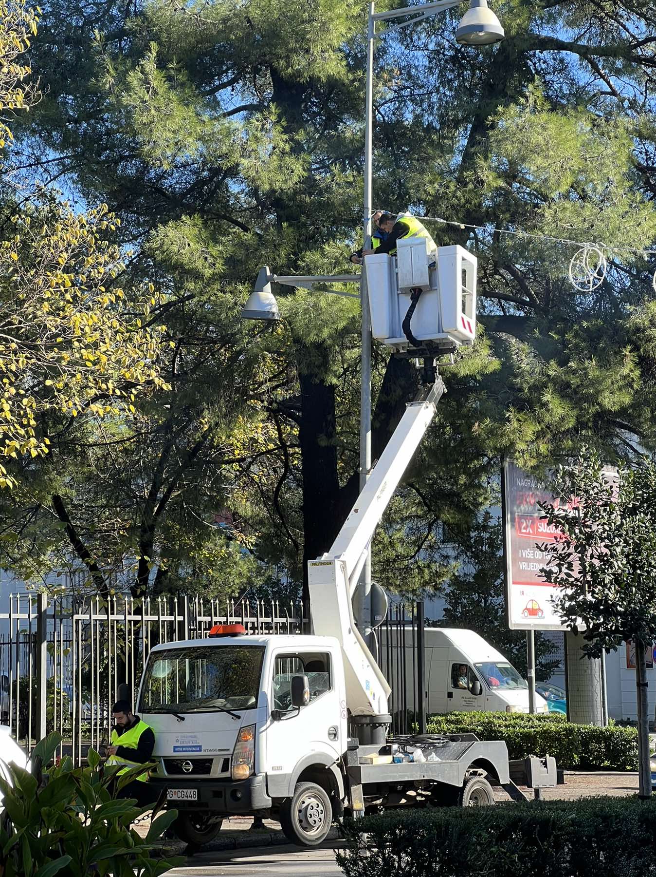 Komunalne usluge na terenu; Počelo novogodišnje ukrašavanje Podgorice