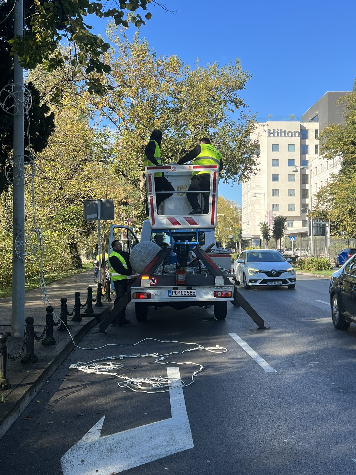 Komunalne usluge na terenu; Počelo novogodišnje ukrašavanje Podgorice