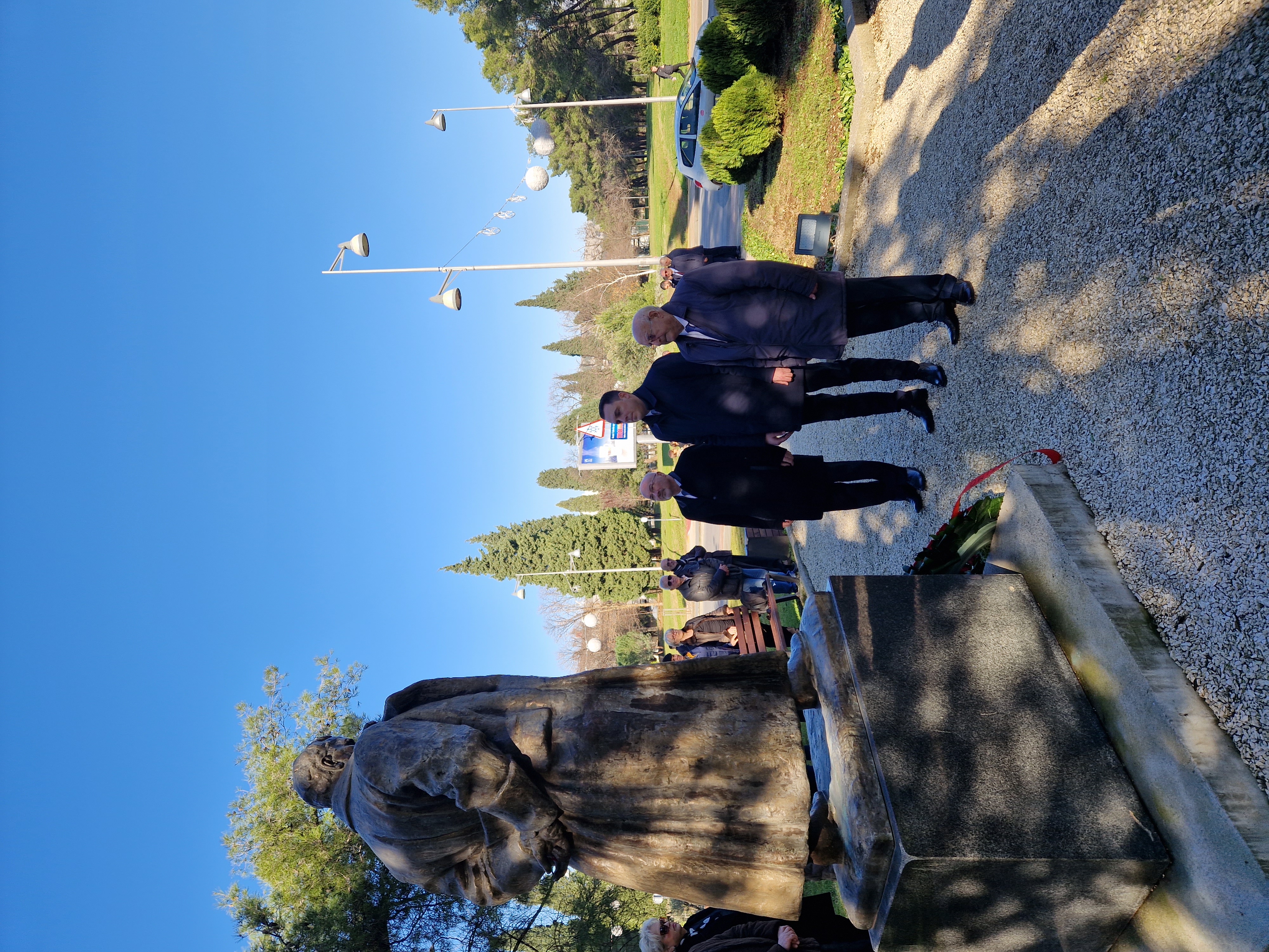 Delegacija Glavnog grada položila vijence na Spomenik Partizanu borcu na Gorici