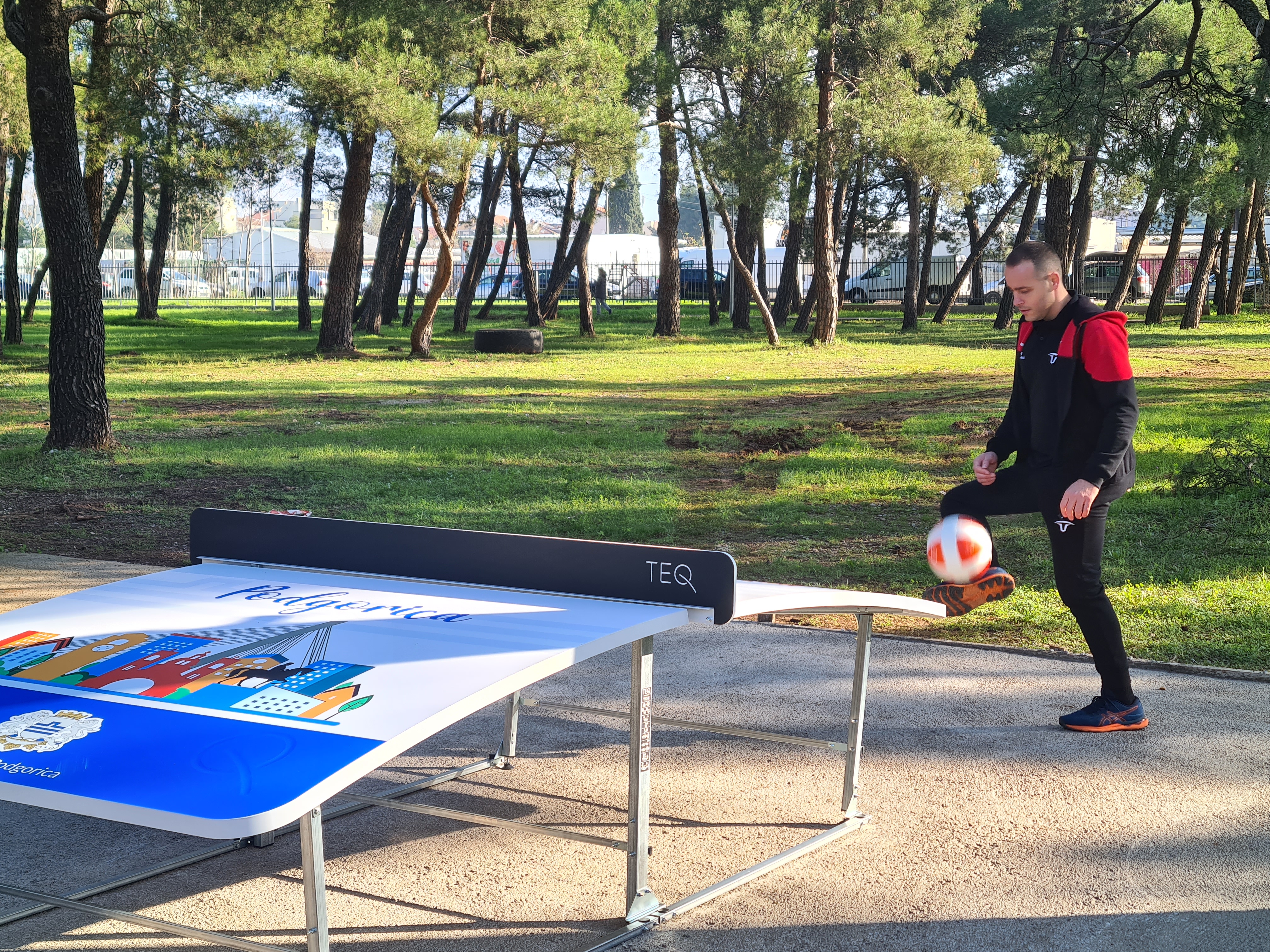 Stolovi za tekbol na više lokacija u Podgorici