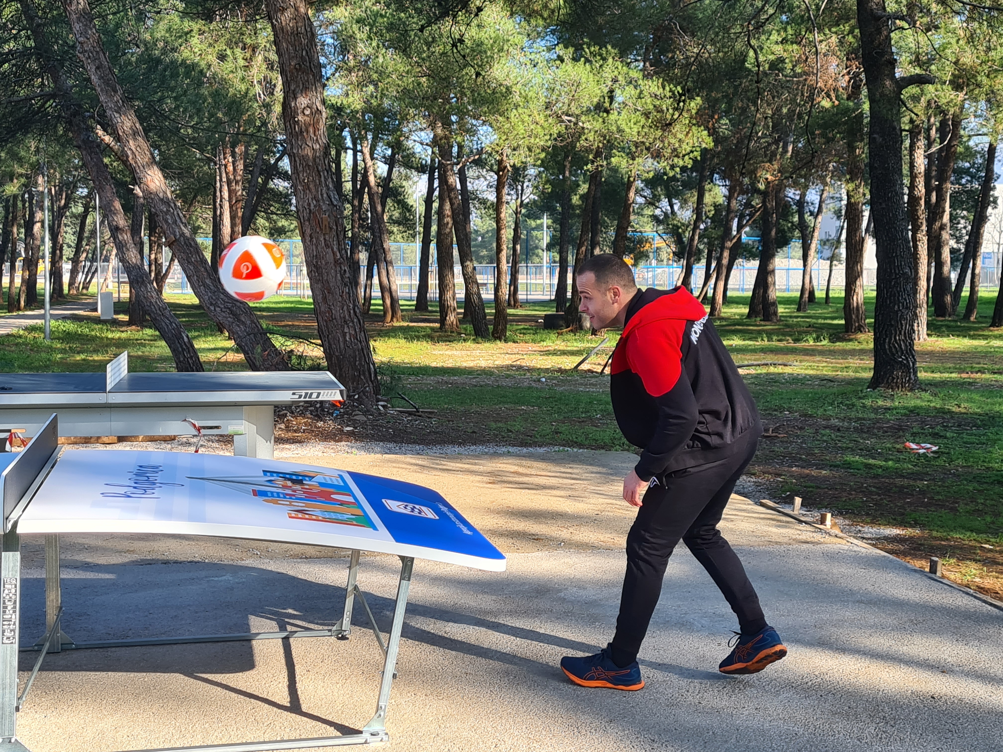 Stolovi za tekbol na više lokacija u Podgorici