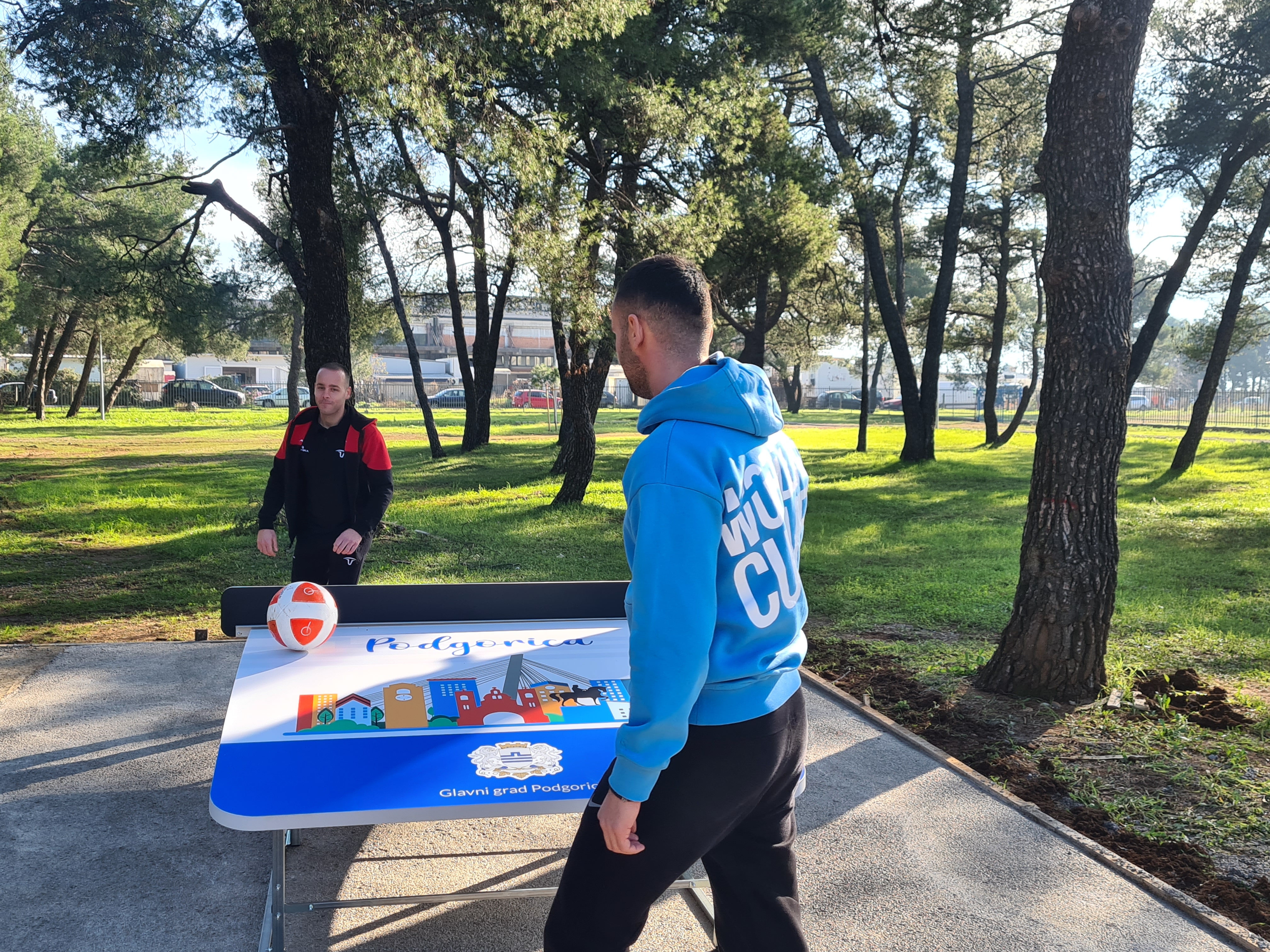 Stolovi za tekbol na više lokacija u Podgorici