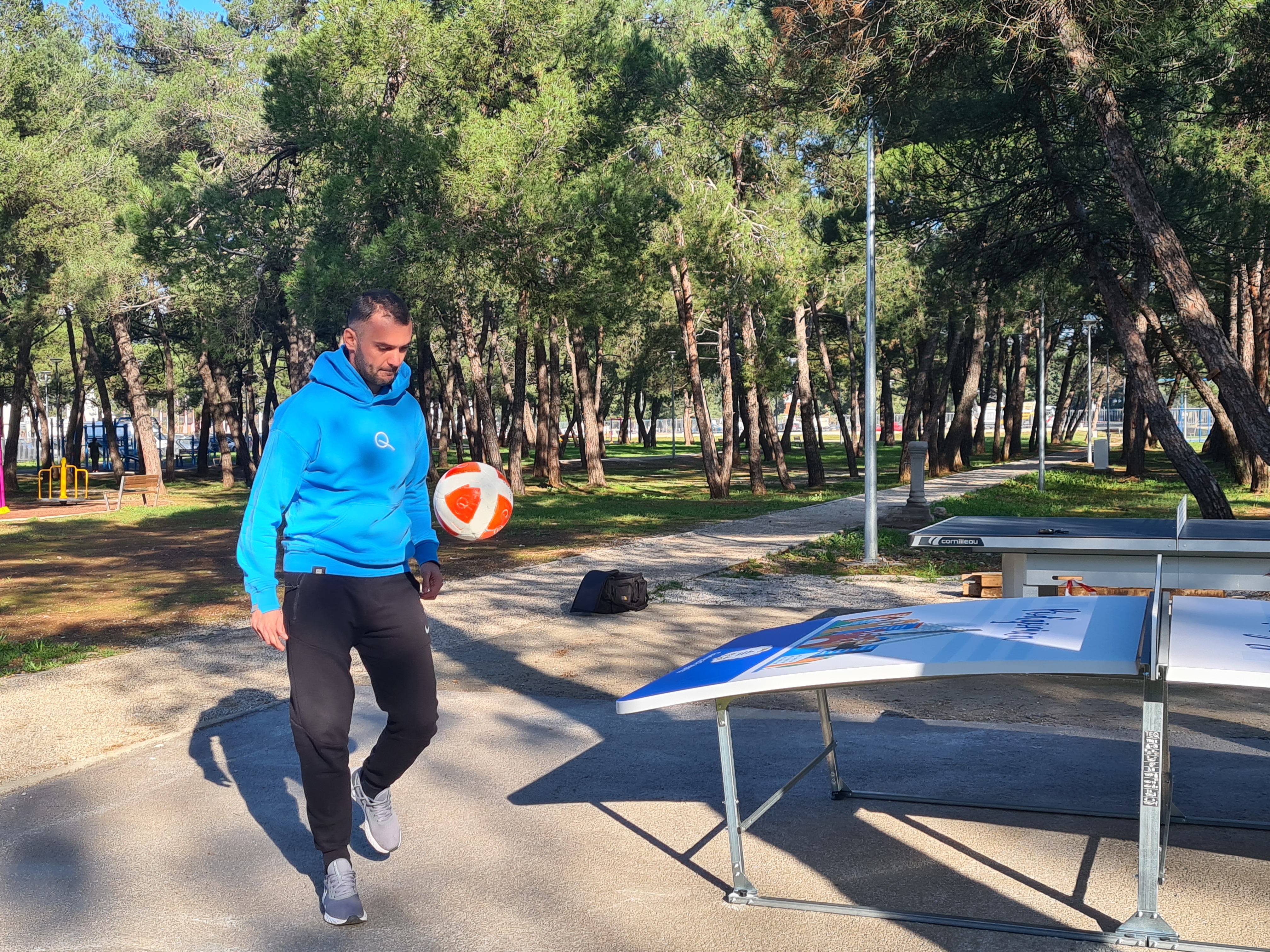 Stolovi za tekbol na više lokacija u Podgorici