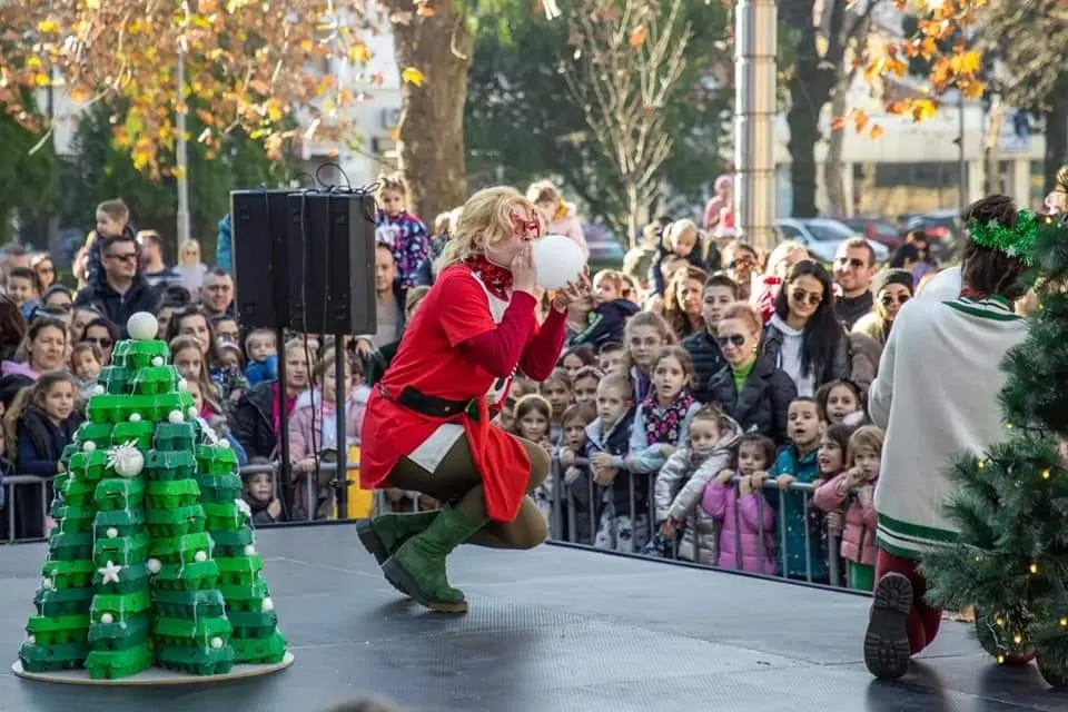 DEUS 2022: Zanimljiv dječiji program obilježio vikend za nama; Muzički program "Let it snow" večeras u Njegoševom parku