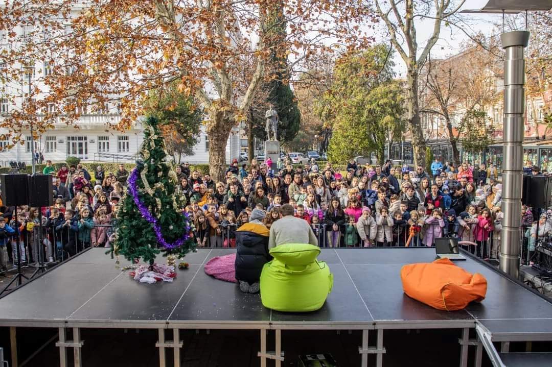 DEUS 2022: Zanimljiv dječiji program obilježio vikend za nama; Muzički program "Let it snow" večeras u Njegoševom parku