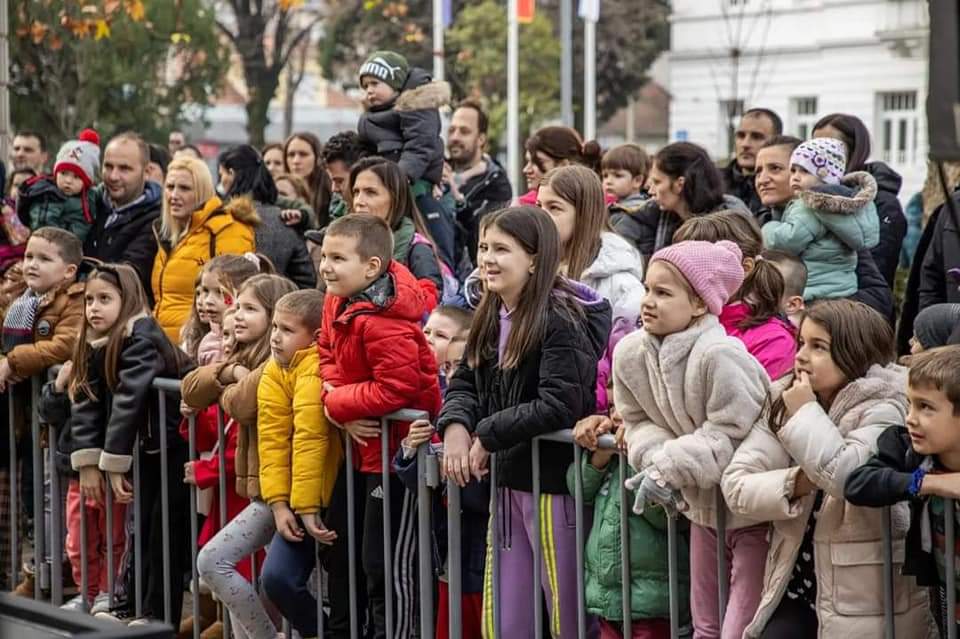 DEUS 2022: Zanimljiv dječiji program obilježio vikend za nama; Muzički program "Let it snow" večeras u Njegoševom parku