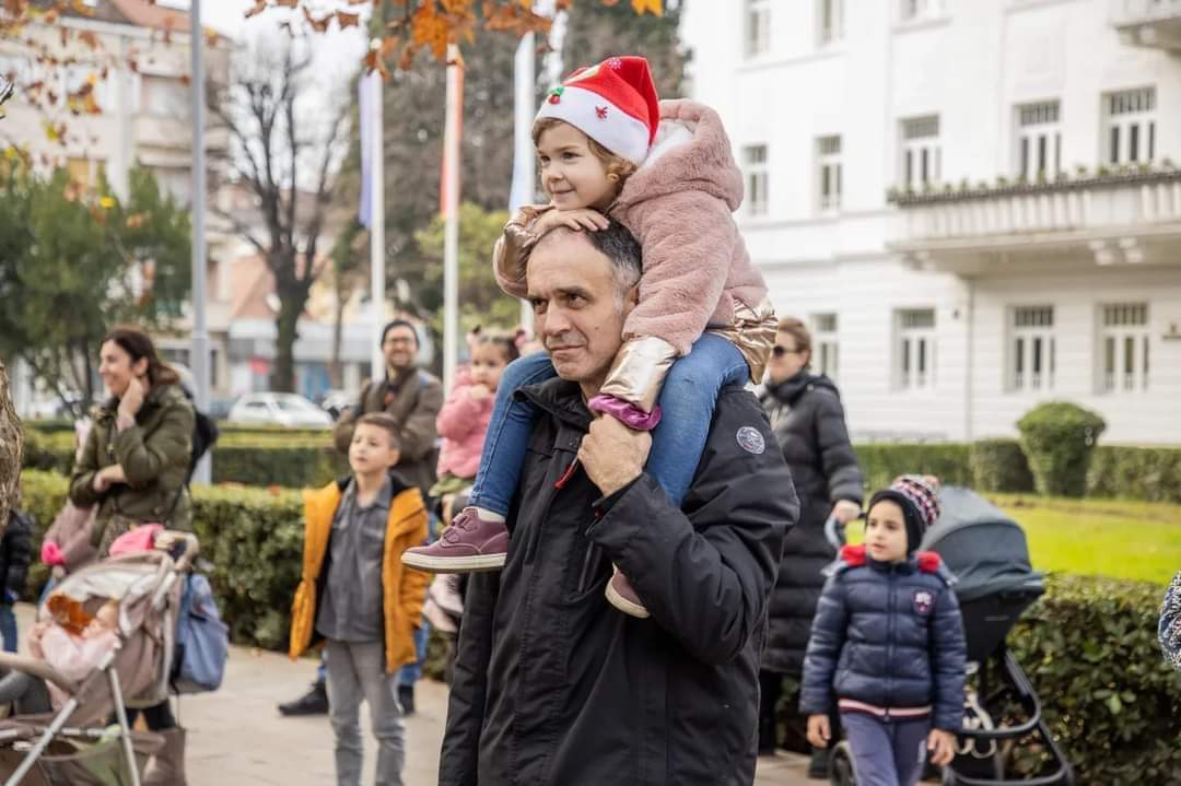 DEUS 2022: Zanimljiv dječiji program obilježio vikend za nama; Muzički program "Let it snow" večeras u Njegoševom parku