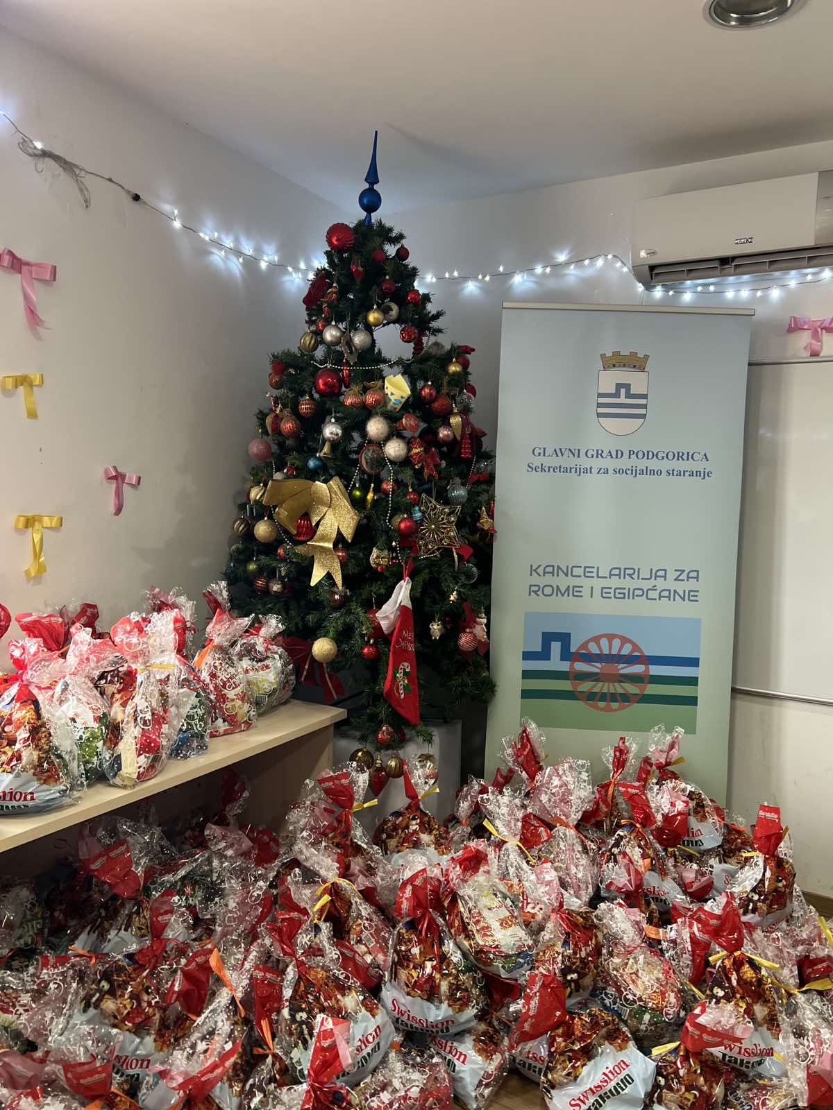 Kancelarija za RE uručila novogodišnje paketiće mališanima na Koniku i posjetila Dječiji dom "Mladost"