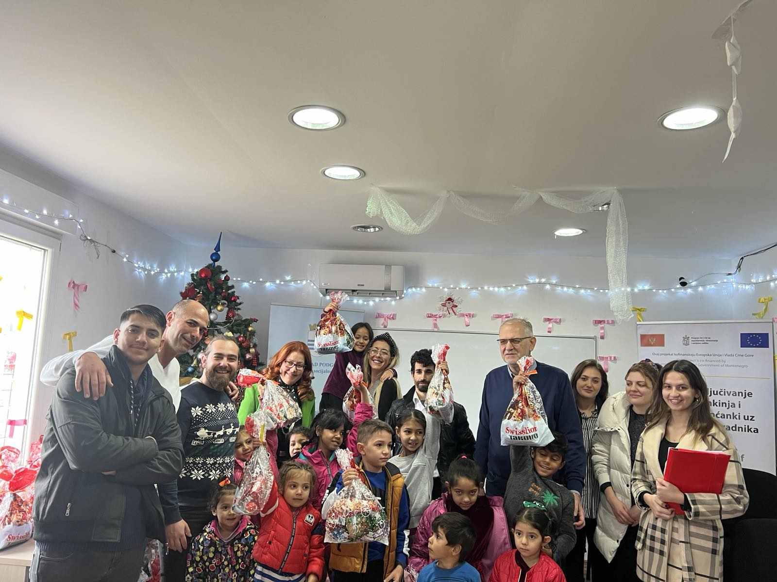 Kancelarija za RE uručila novogodišnje paketiće mališanima na Koniku i posjetila Dječiji dom "Mladost"