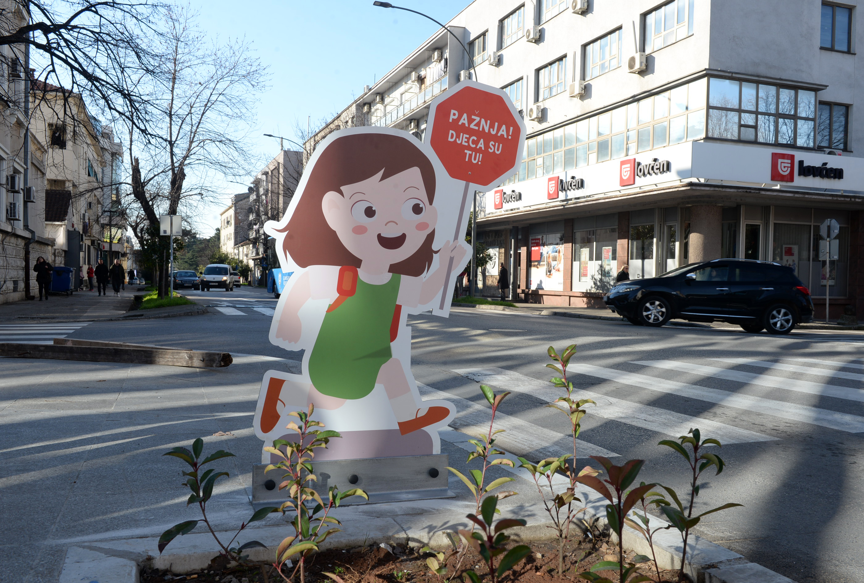 U blizini obrazovnih ustanova u Podgorici postavljena signalizacija koja će povećati bezbjednost najmlađih učesnika u saobraćaju