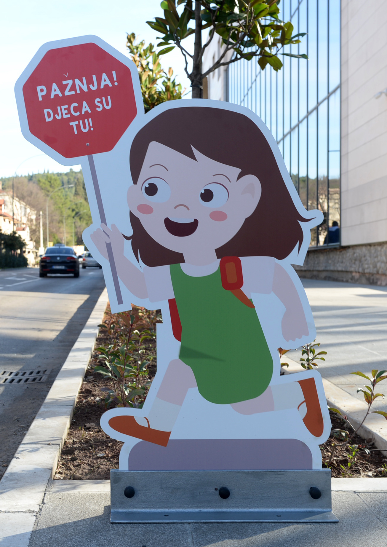 U blizini obrazovnih ustanova u Podgorici postavljena signalizacija koja će povećati bezbjednost najmlađih učesnika u saobraćaju