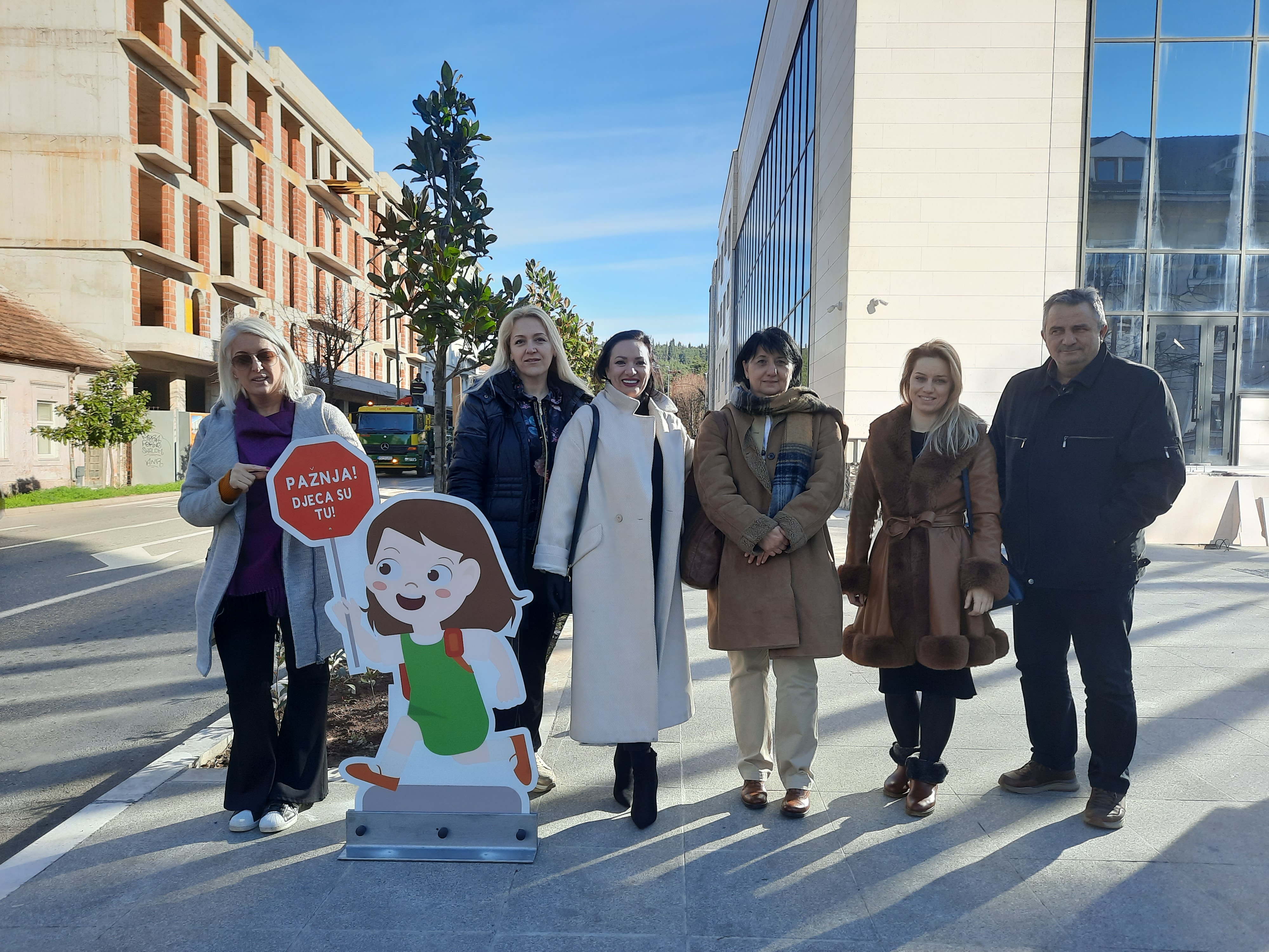 U blizini obrazovnih ustanova u Podgorici postavljena signalizacija koja će povećati bezbjednost najmlađih učesnika u saobraćaju