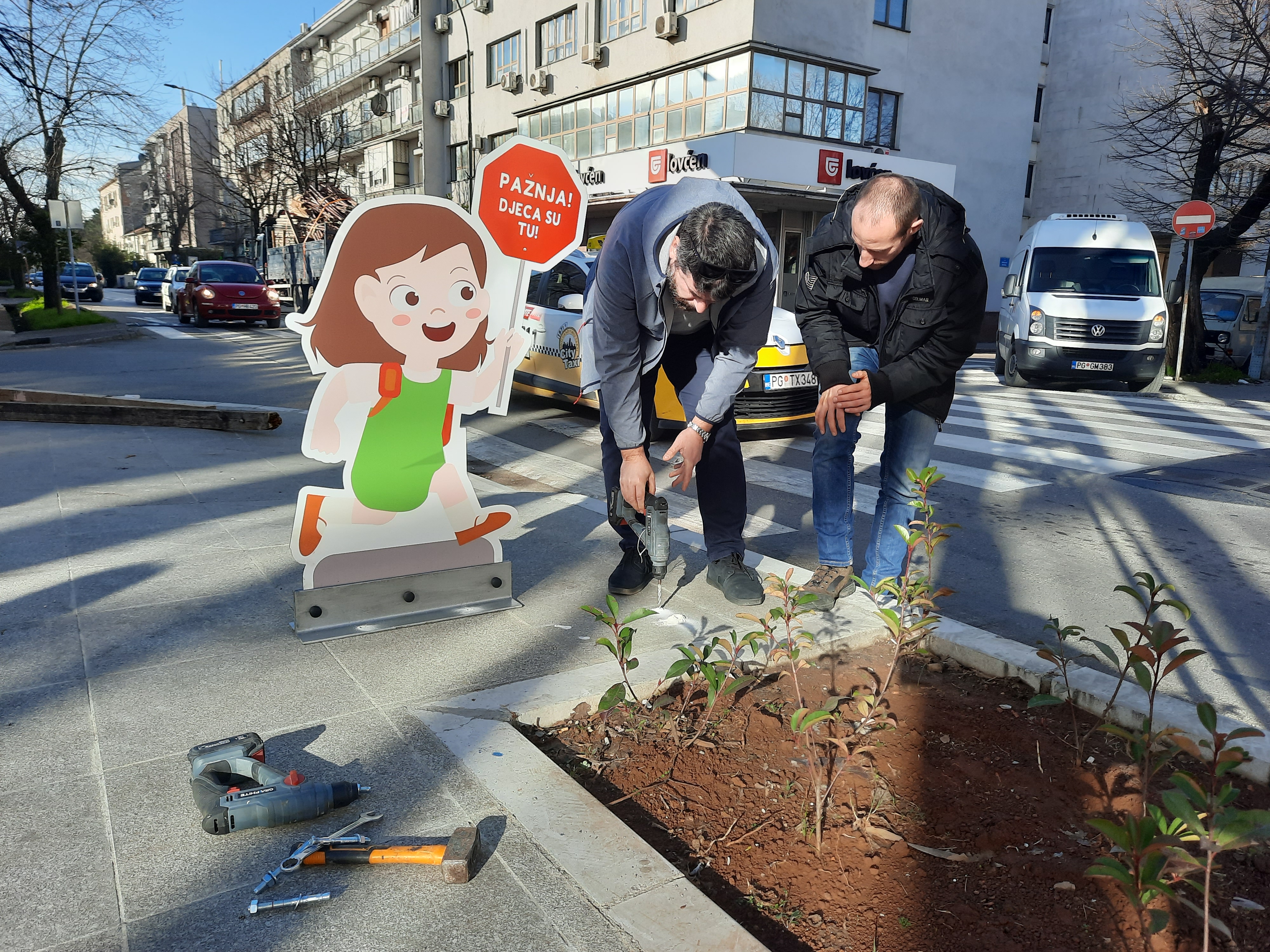 U blizini obrazovnih ustanova u Podgorici postavljena signalizacija koja će povećati bezbjednost najmlađih učesnika u saobraćaju