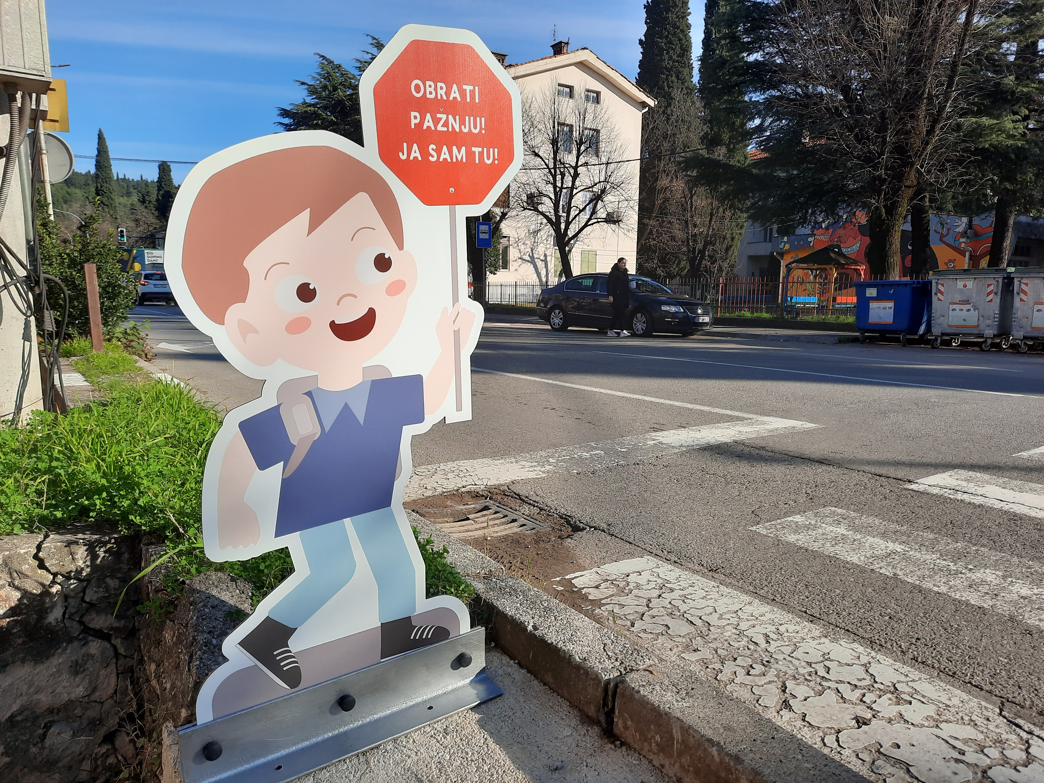 U blizini obrazovnih ustanova u Podgorici postavljena signalizacija koja će povećati bezbjednost najmlađih učesnika u saobraćaju