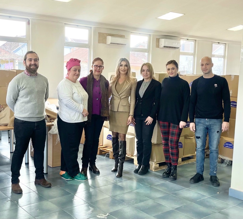 Narodnoj kuhinji u Podgorici 300 paketa osnovih životnih namirnica od NLB banke