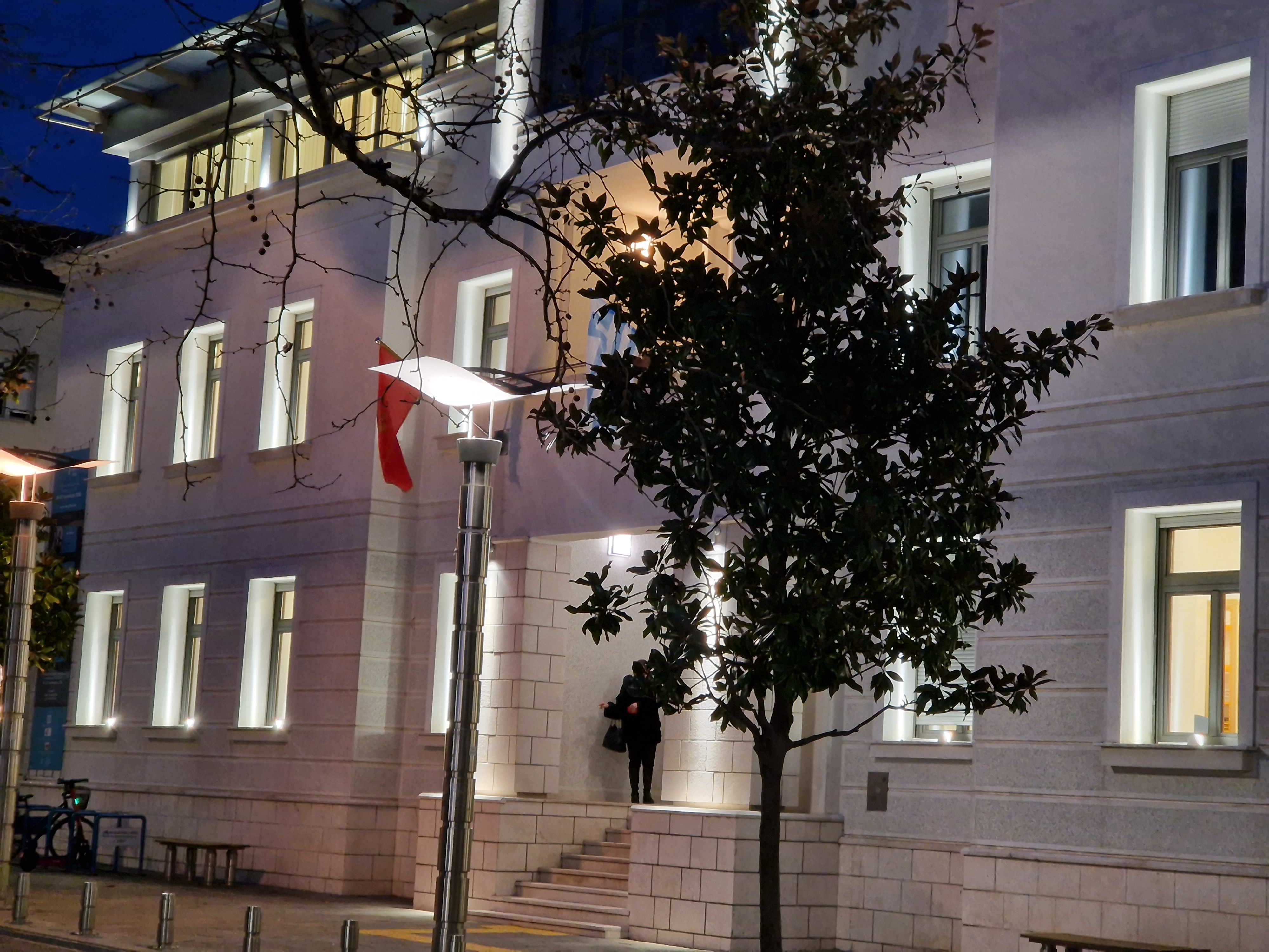 Nastavak ugradnje dekorativne rasvjete na objektima u Podgorici; Narodna biblioteka "Radosav Ljumović" dobila novi sjaj