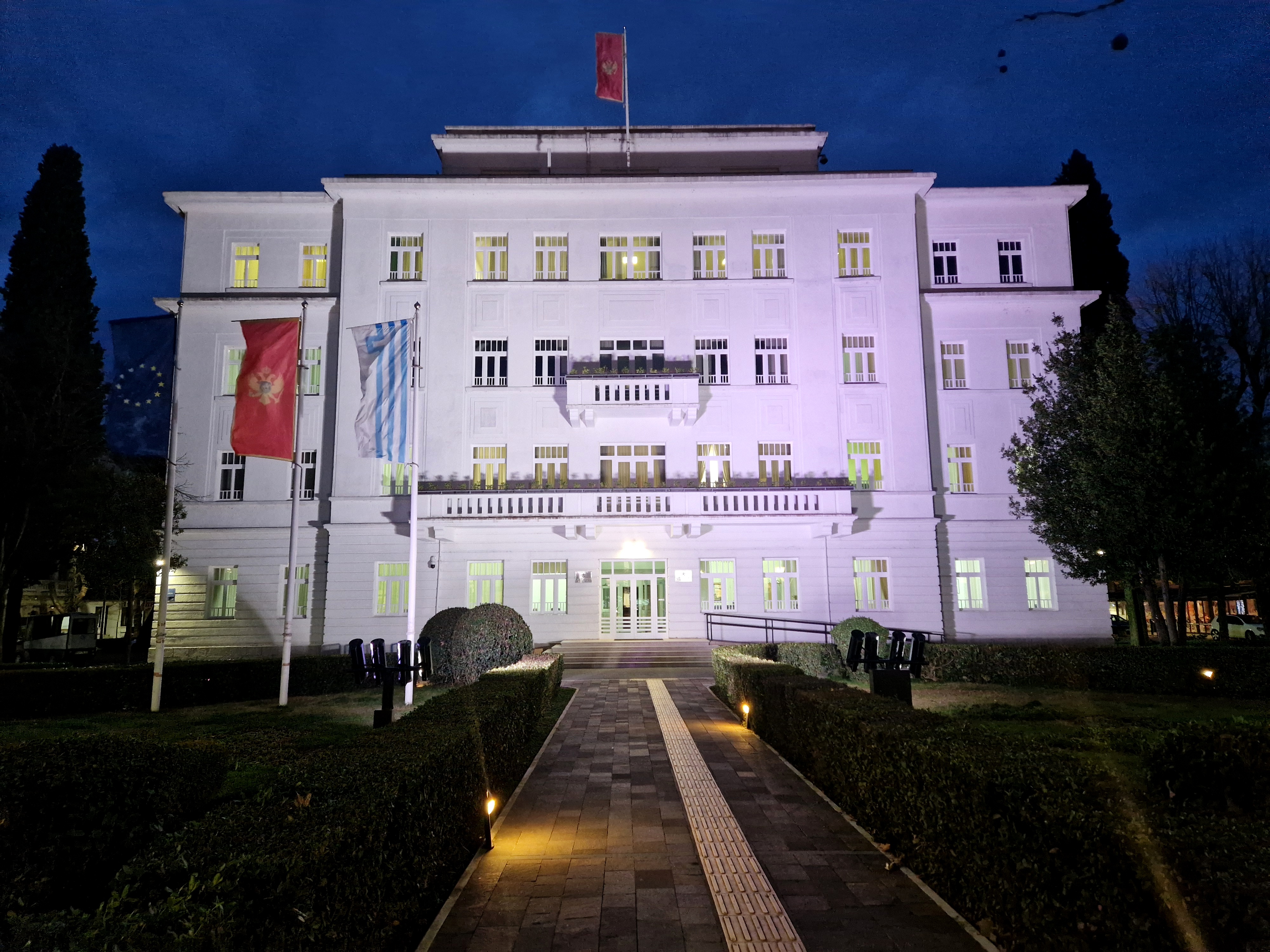 Nastavak ugradnje dekorativne rasvjete na objektima u Podgorici; Narodna biblioteka "Radosav Ljumović" dobila novi sjaj