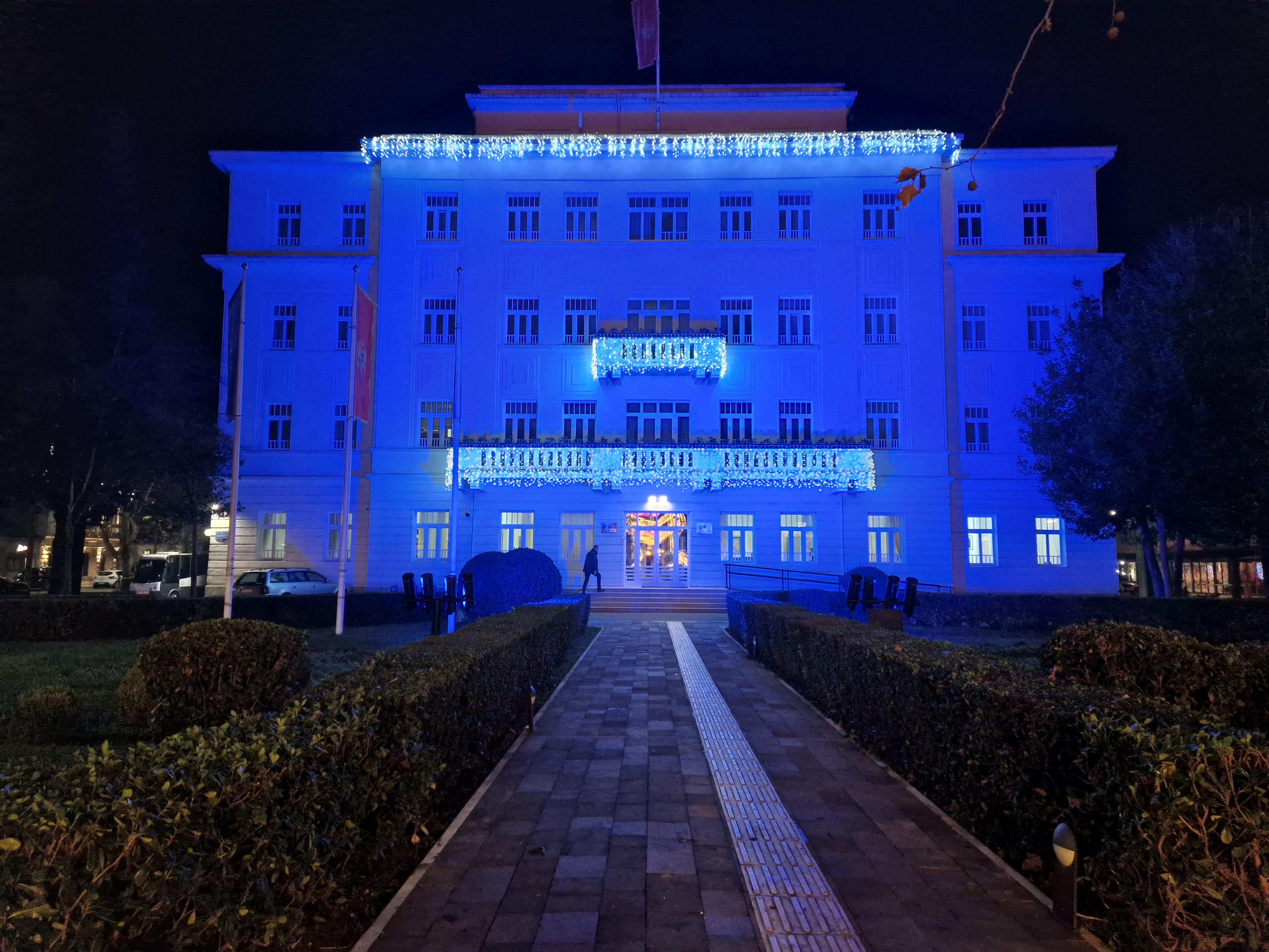Nastavak ugradnje dekorativne rasvjete na objektima u Podgorici; Narodna biblioteka "Radosav Ljumović" dobila novi sjaj