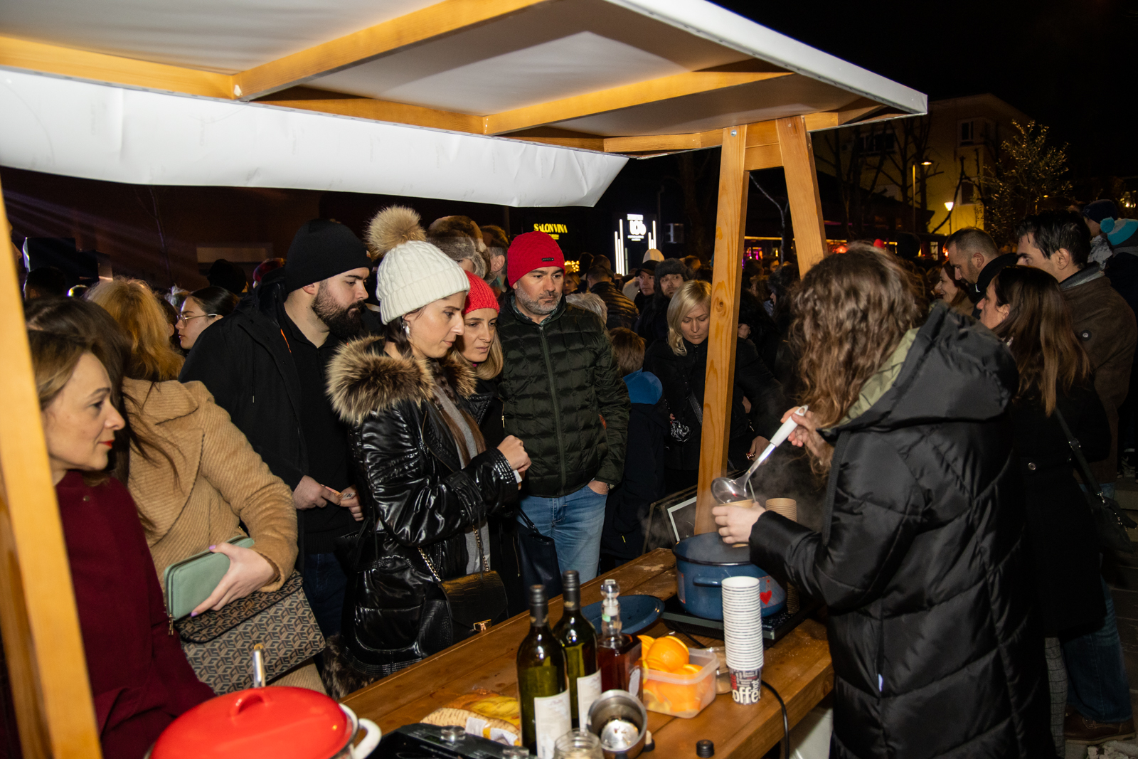 Manifestacija "Veče vina i koštanja" okupila veliki broj podgoričana i posjetilaca glavnog grada