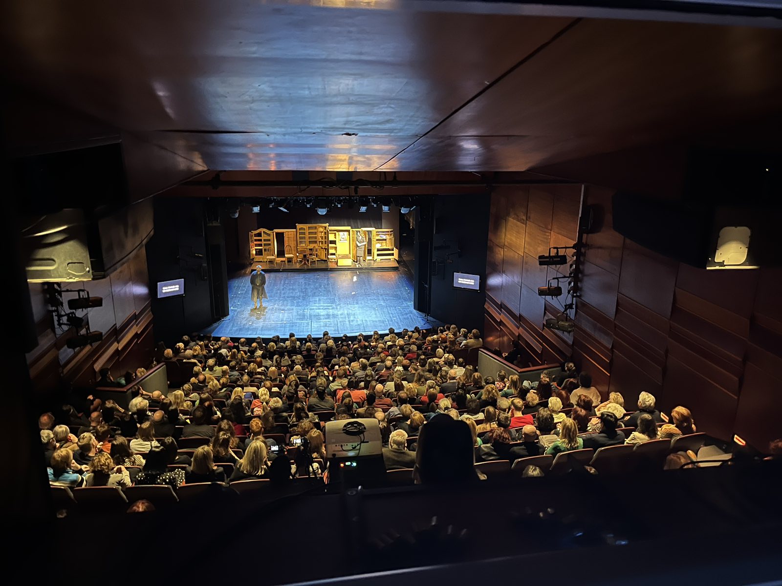 Ljubljana na nogama: Ovacije za predstavu “Bez portfelja”