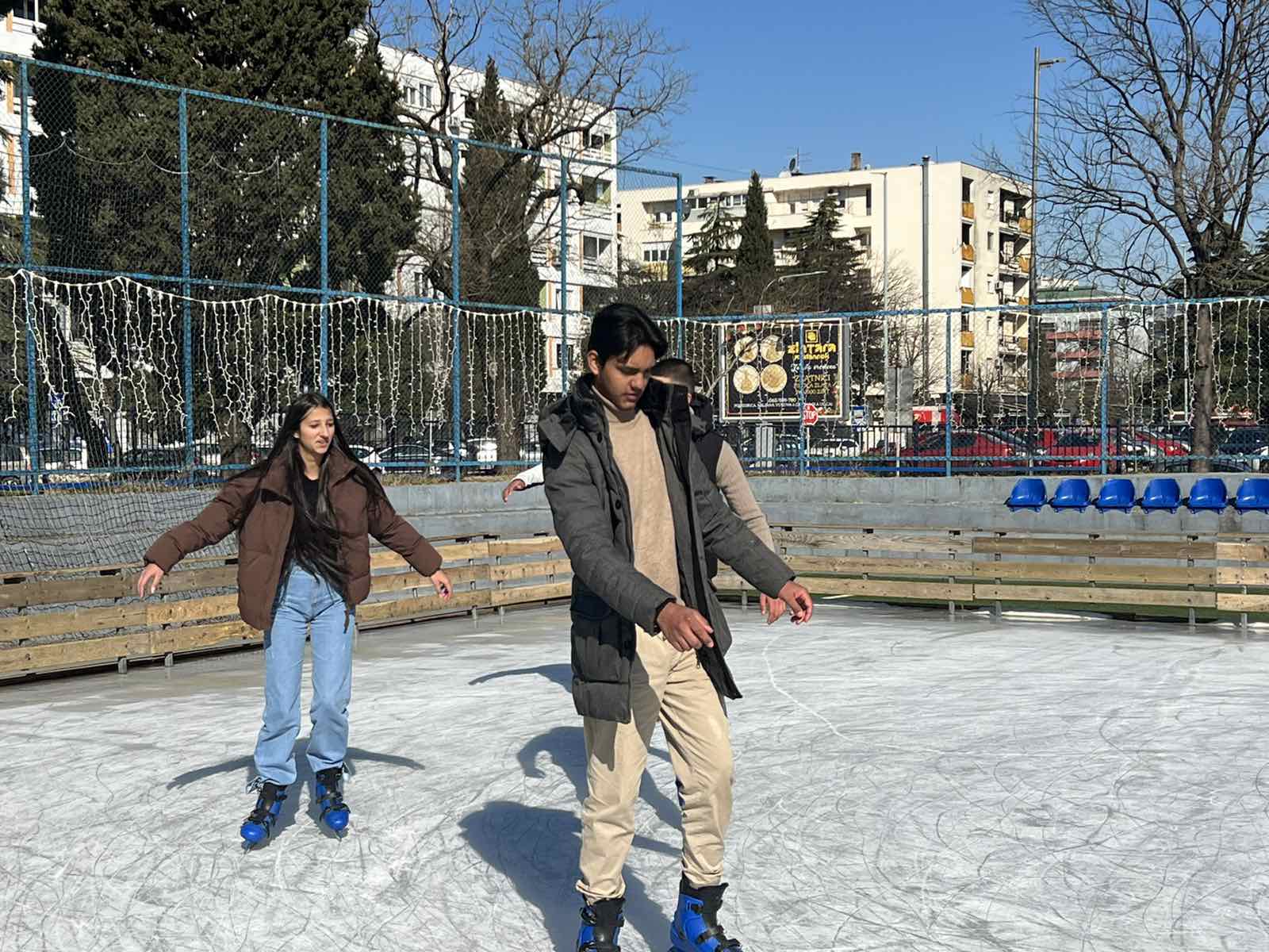 Organizovano druženje na ledu za pripadnike RE zajednice