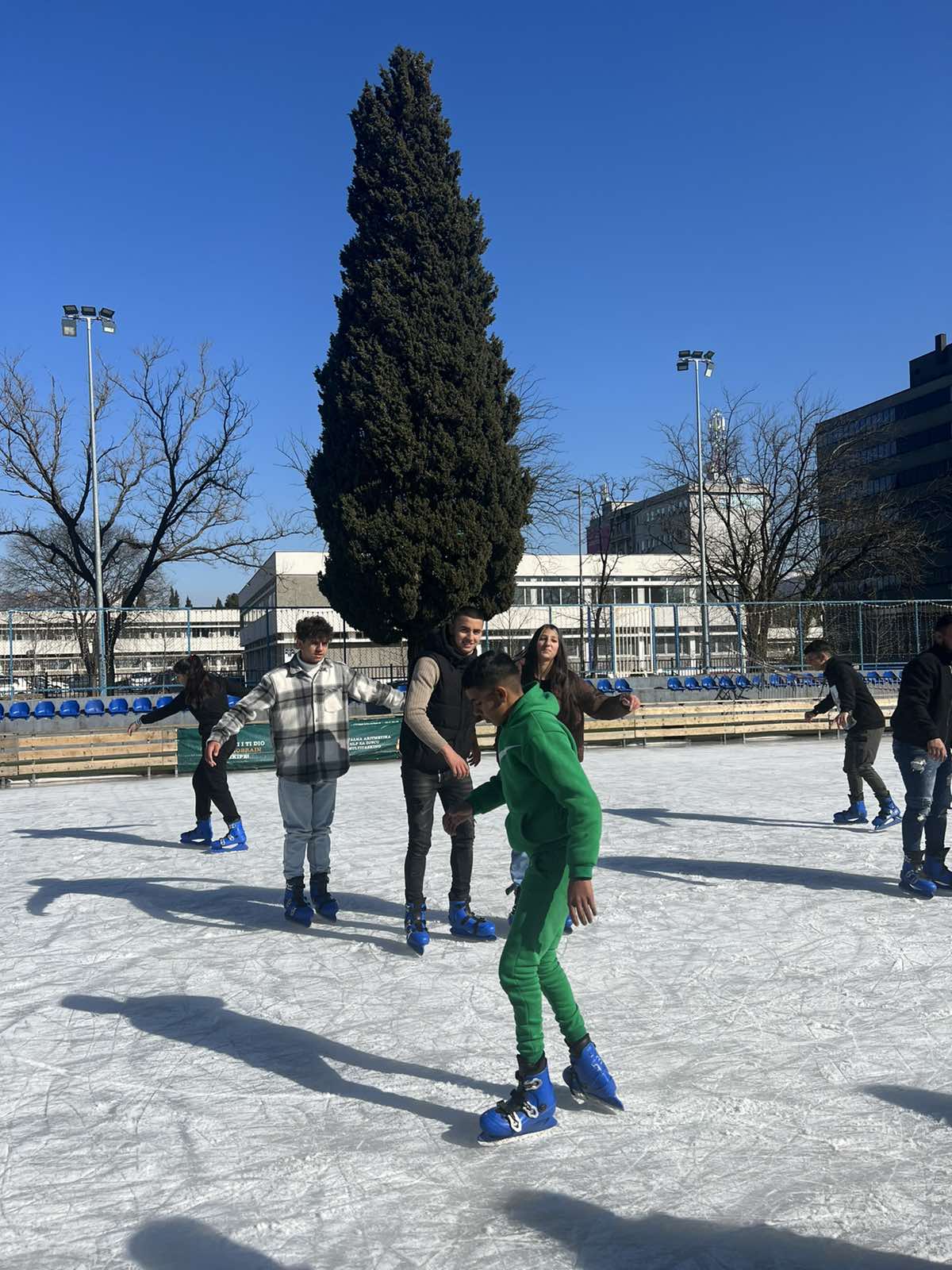 Organizovano druženje na ledu za pripadnike RE zajednice