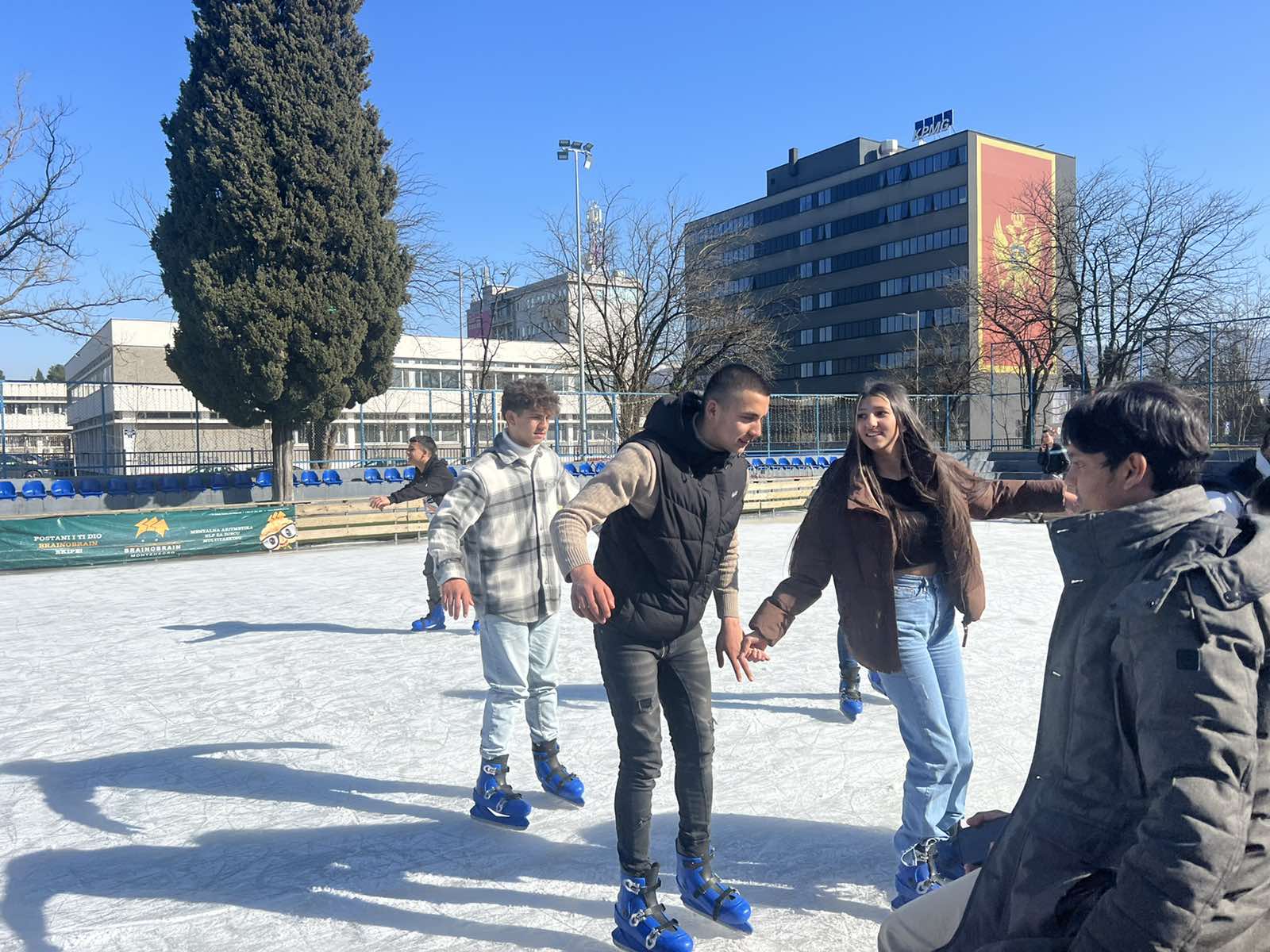 Organizovano druženje na ledu za pripadnike RE zajednice