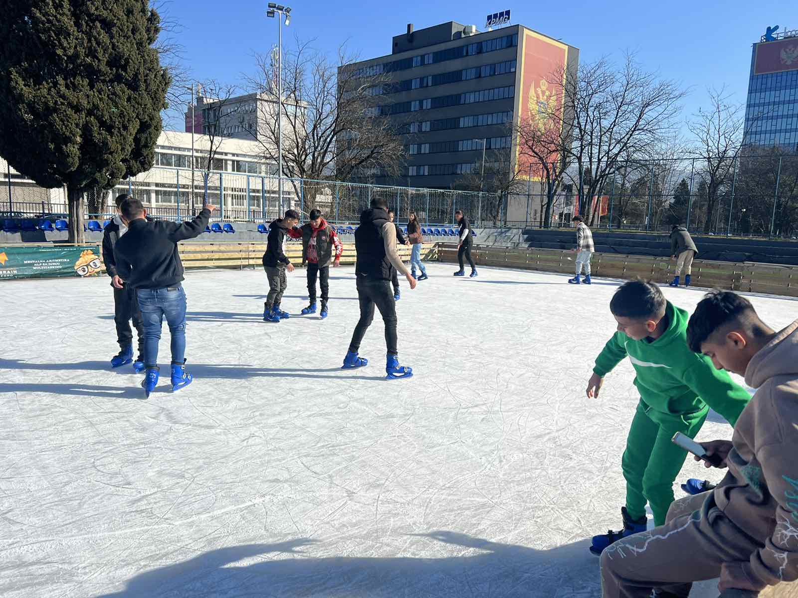 Organizovano druženje na ledu za pripadnike RE zajednice