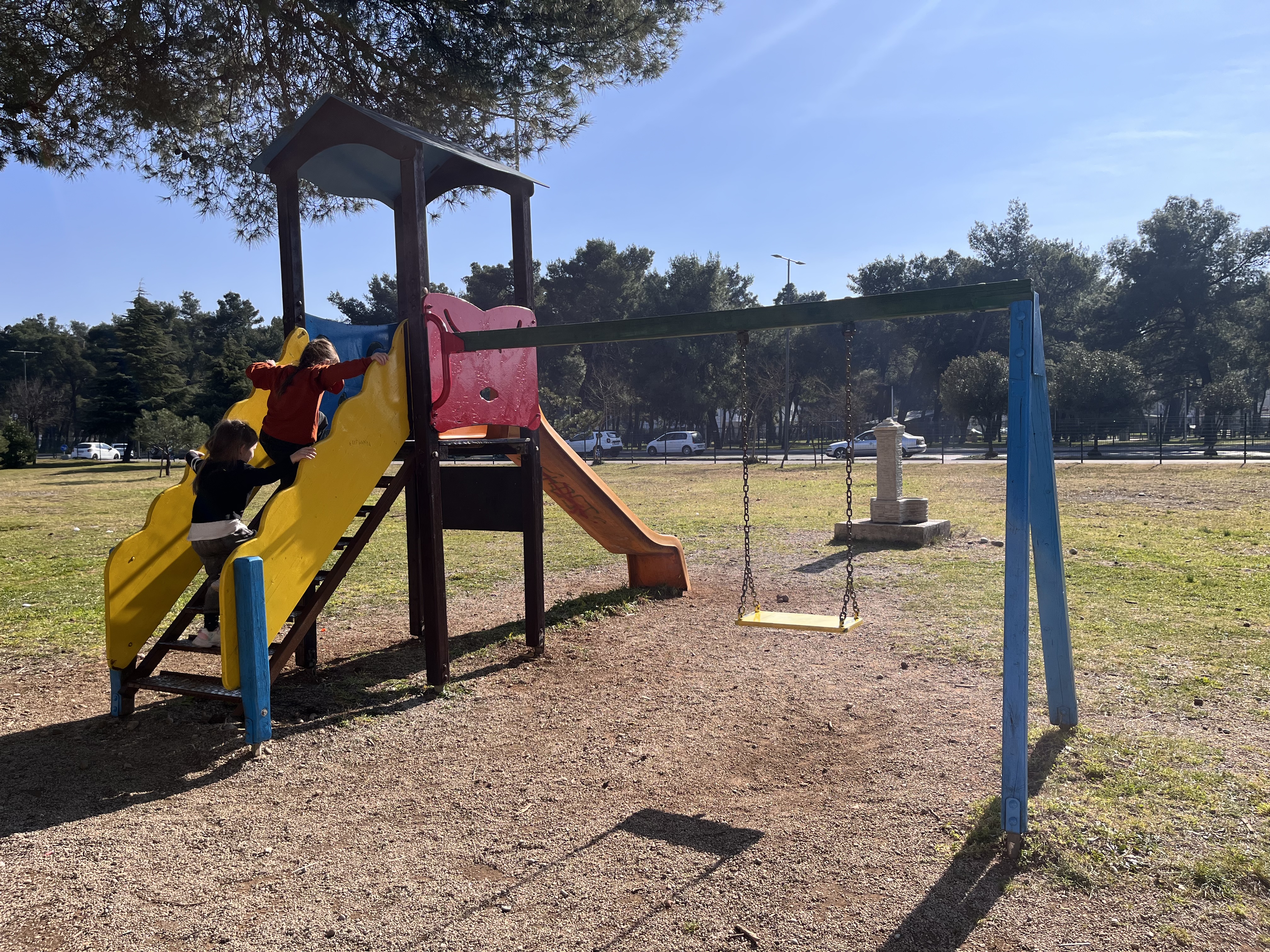 Ekipe Zelenila angažovane na održavanju dječijih igrališta