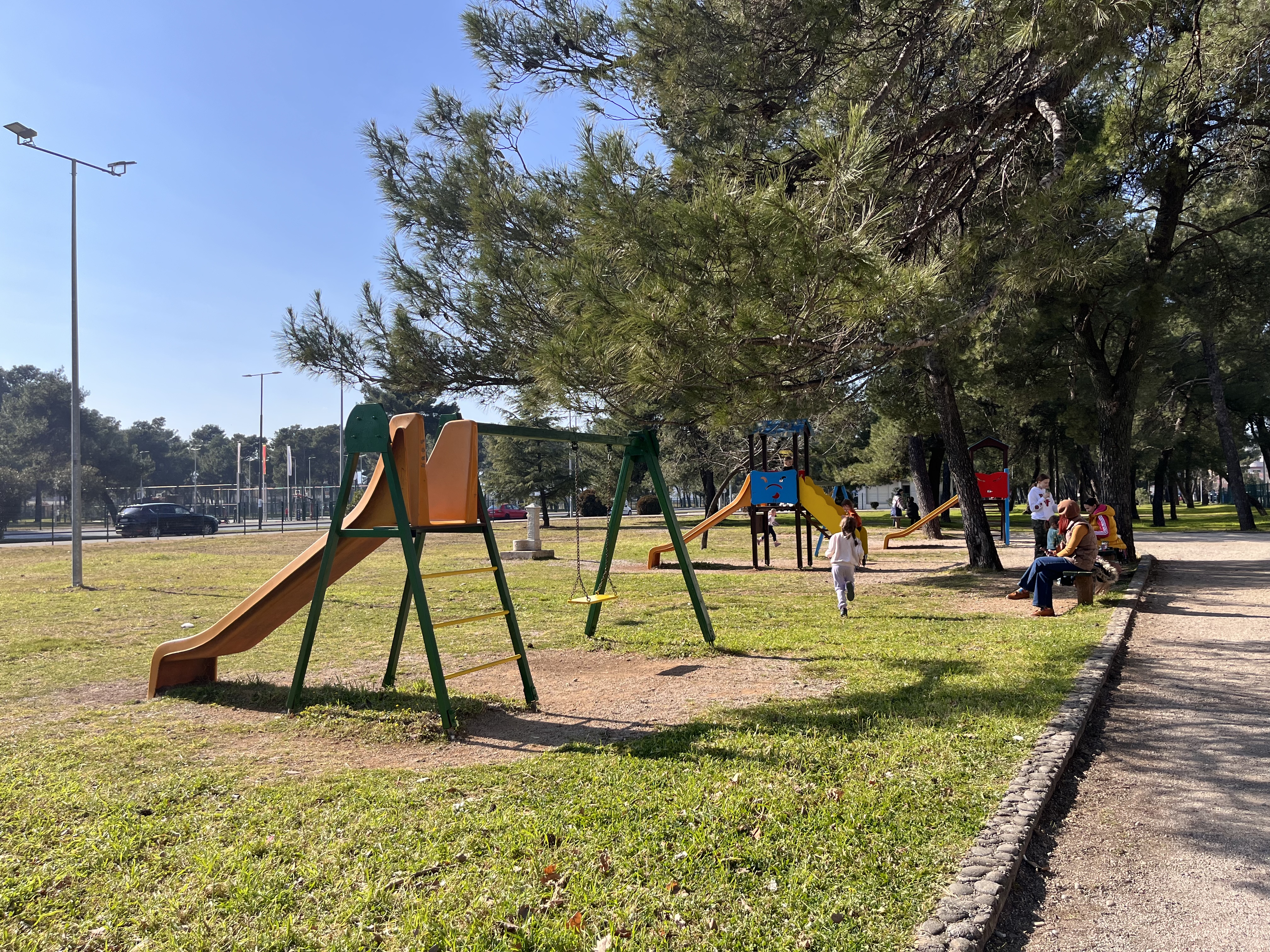 Ekipe Zelenila angažovane na održavanju dječijih igrališta