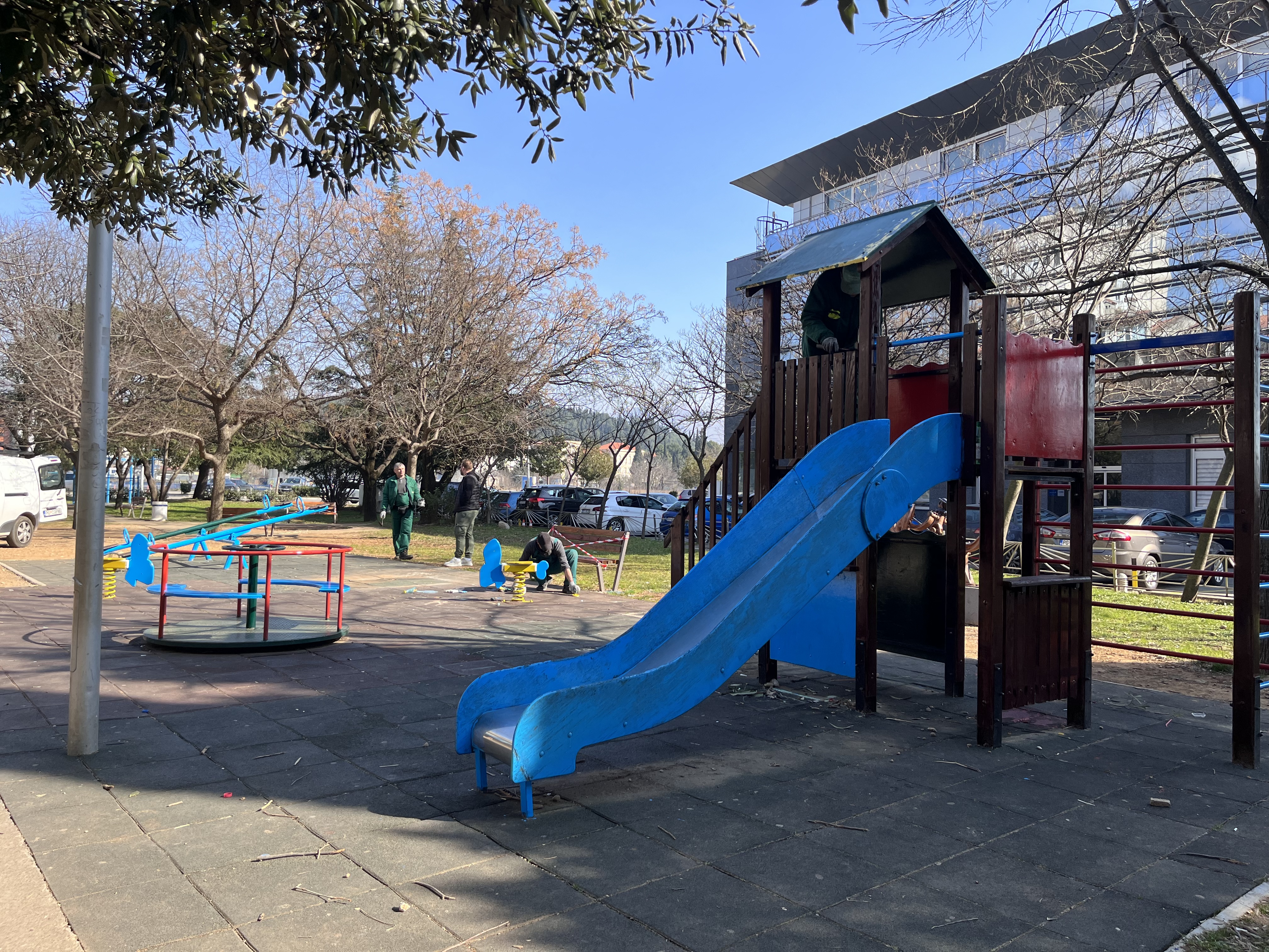 Ekipe Zelenila angažovane na održavanju dječijih igrališta