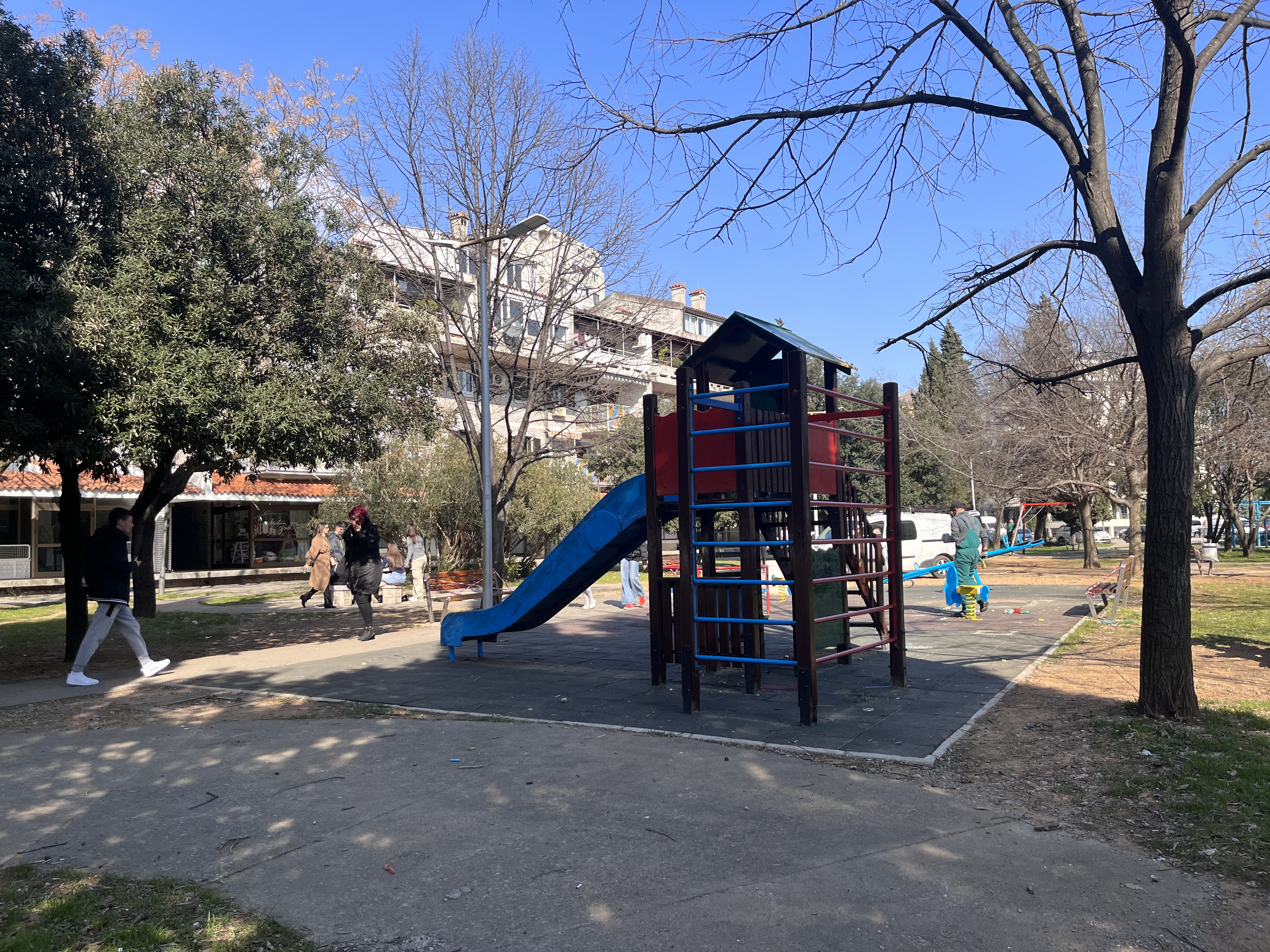 Ekipe Zelenila angažovane na održavanju dječijih igrališta